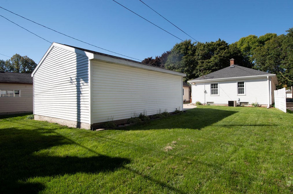 819 Russet St, Racine WI  53405-2359 exterior