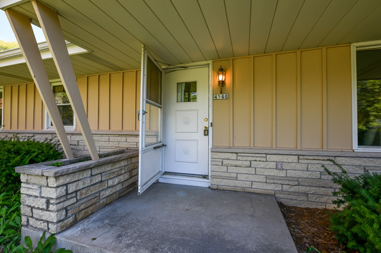 4540 Coral Dr, Brookfield, WI 53045-1327