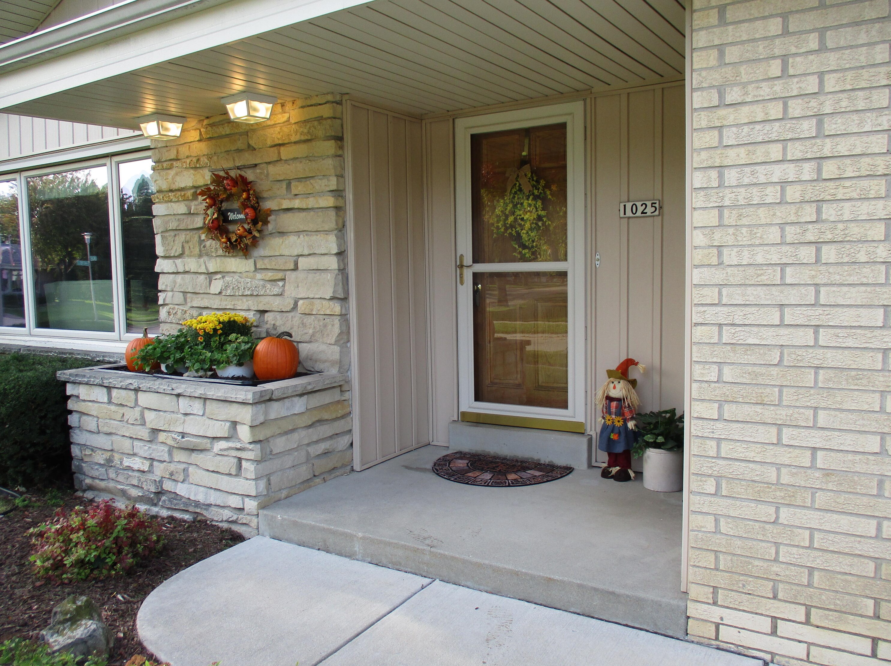 1025 Willow Dr, Oak Creek, WI 53154-2838