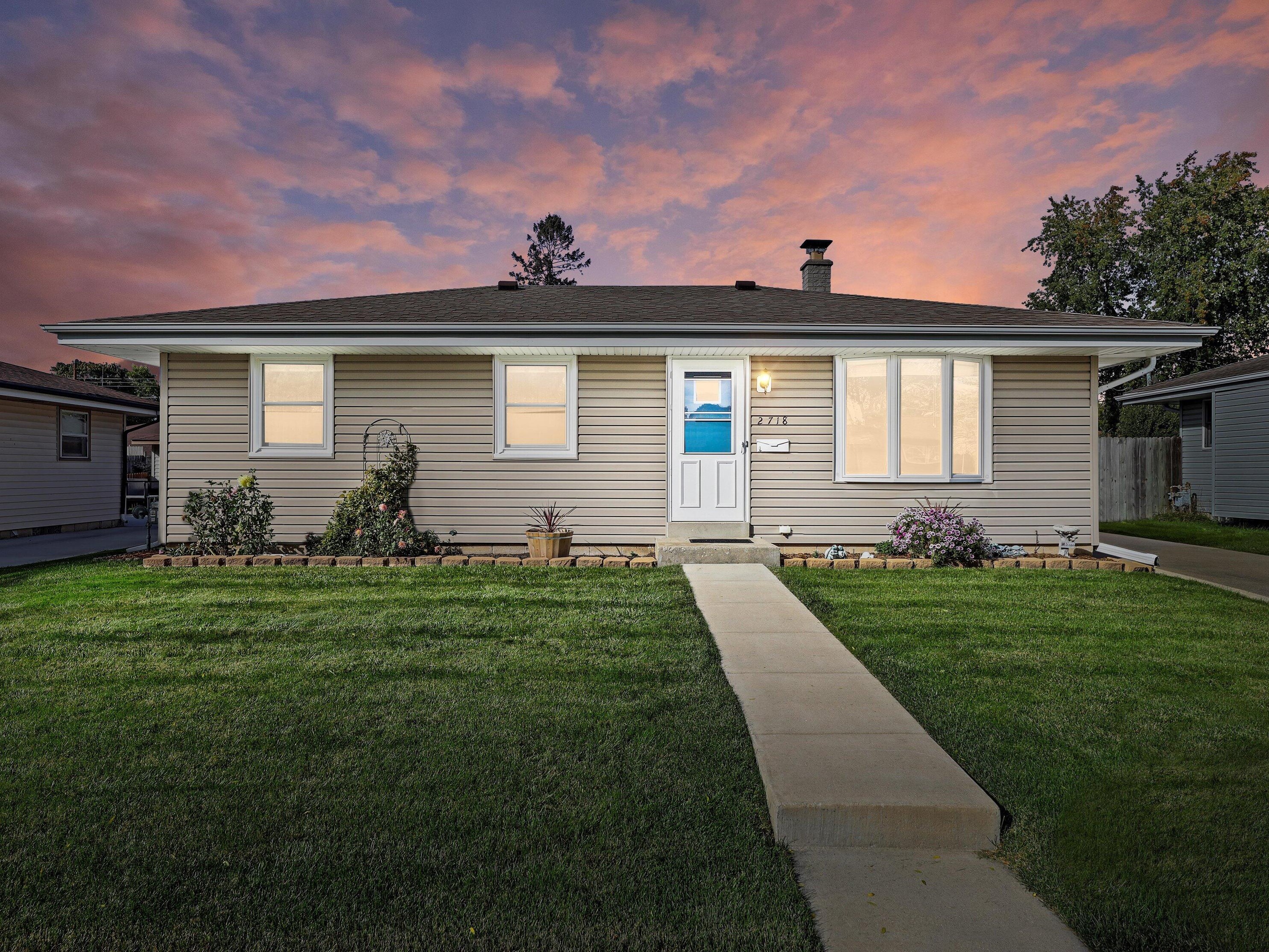 2718 Brentwood Dr, Racine, WI 53403-3702