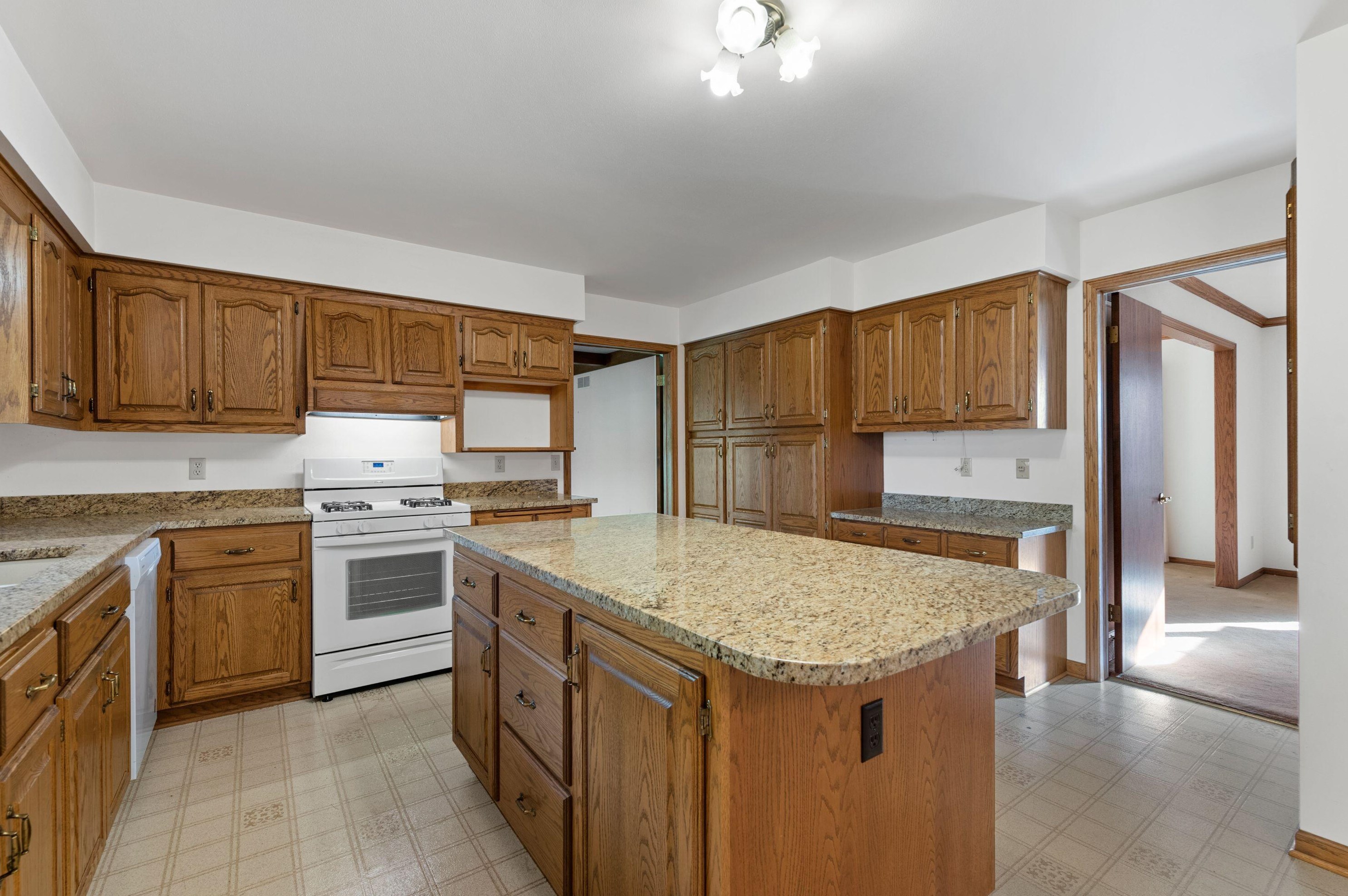 895 Briar Ridge Dr, Brookfield, WI 53045-6058