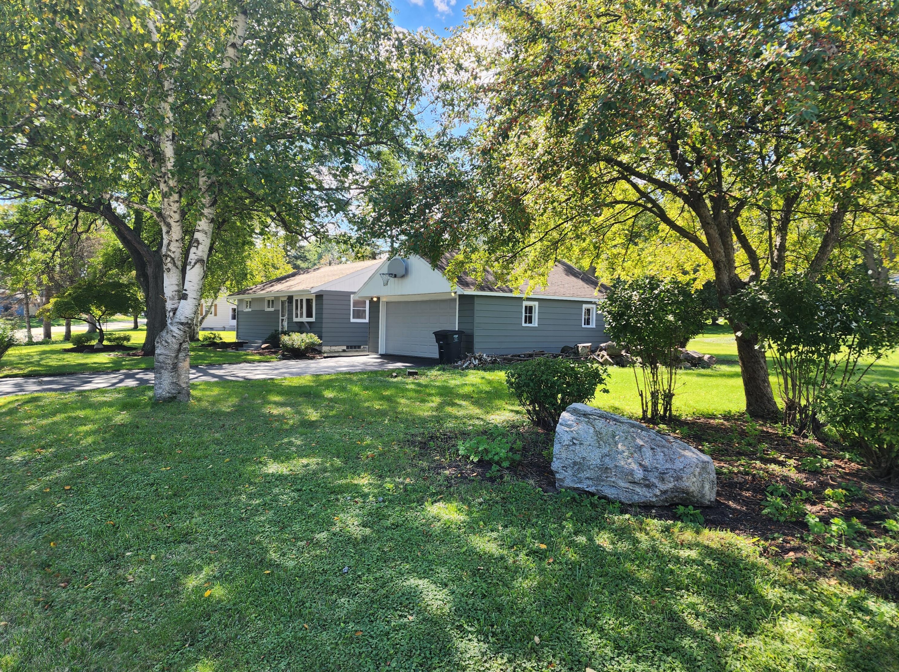 8825 77th St, Hales Corners, WI 53132-9676