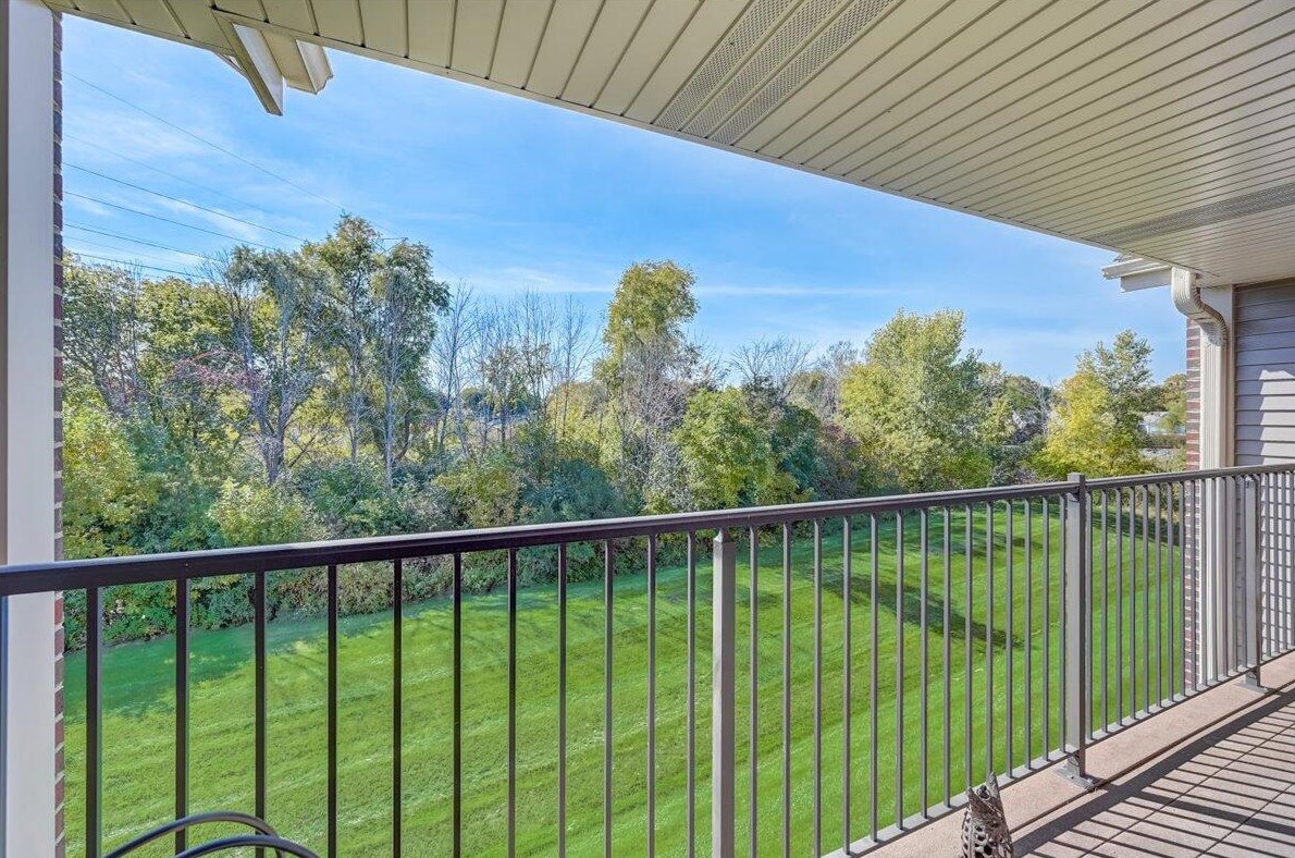 104 Forest Ridge Ct, Saukville, WI 53080-2127