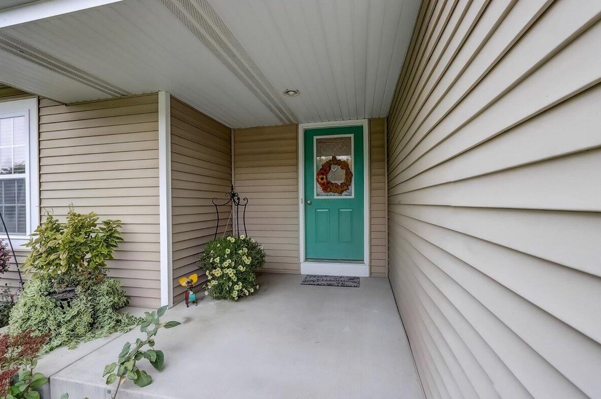 120 Mark Dr, Johnson Creek, WI 53038-9444