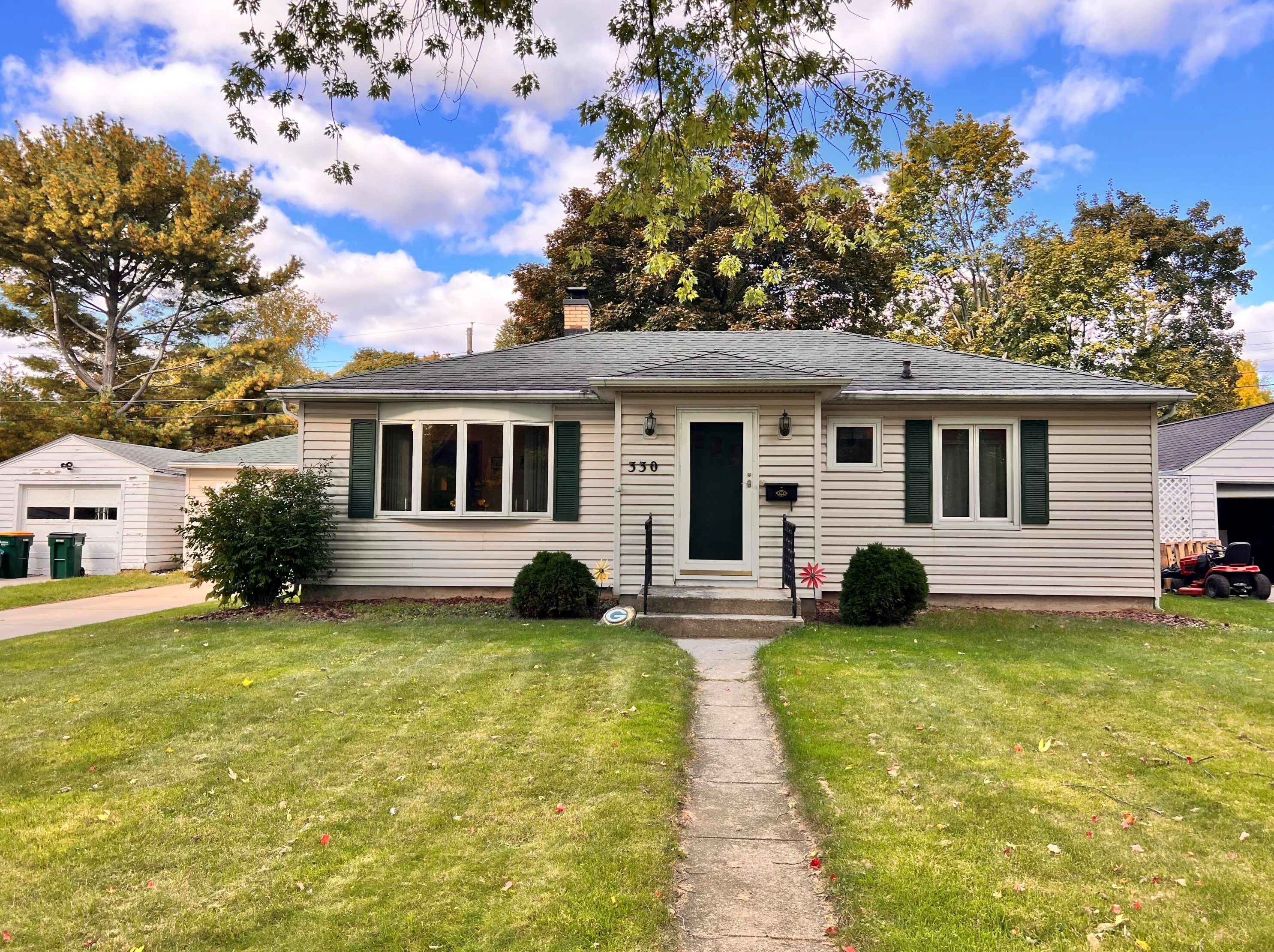 330 Hillcrest Dr, Fort Atkinson, WI 53538-1128