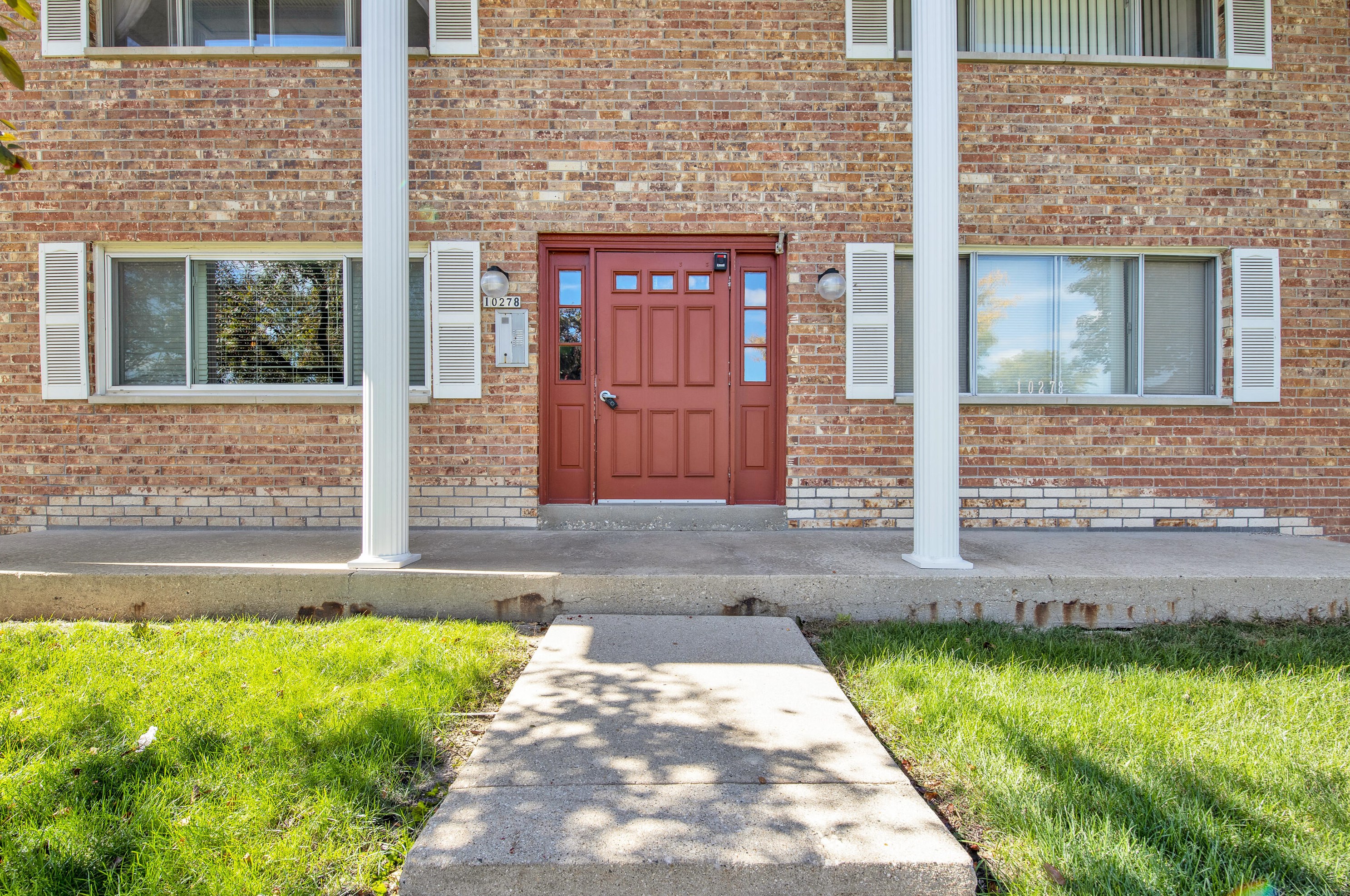 10278 Whitnall Edge Cir, Hales Corners, WI 53132-2816