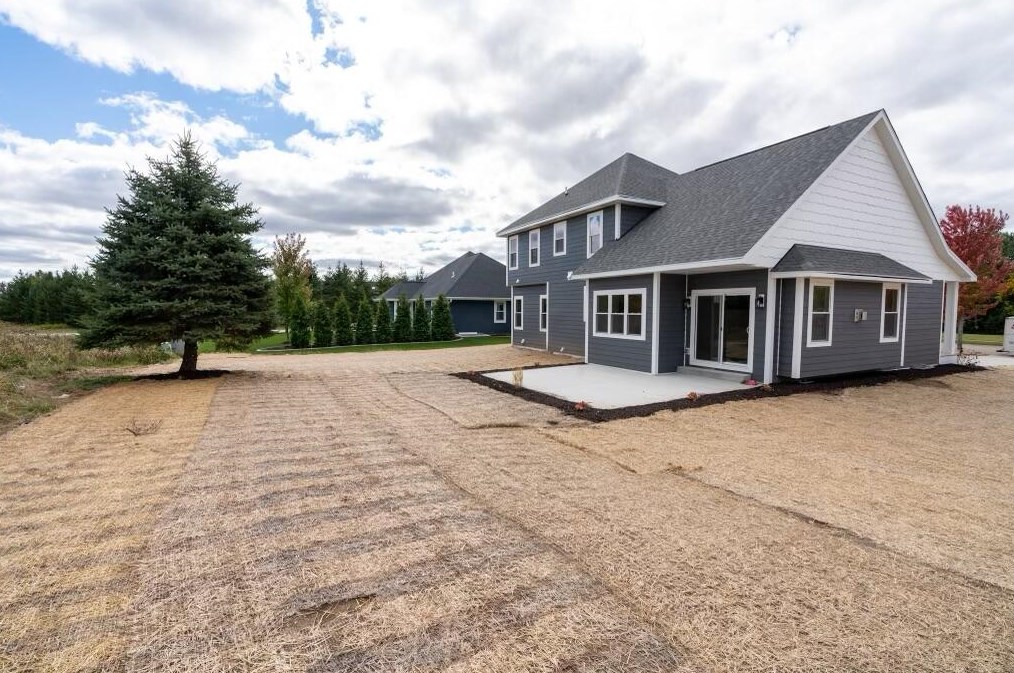 1402 Red Oak Dr, Hartford, WI 53027