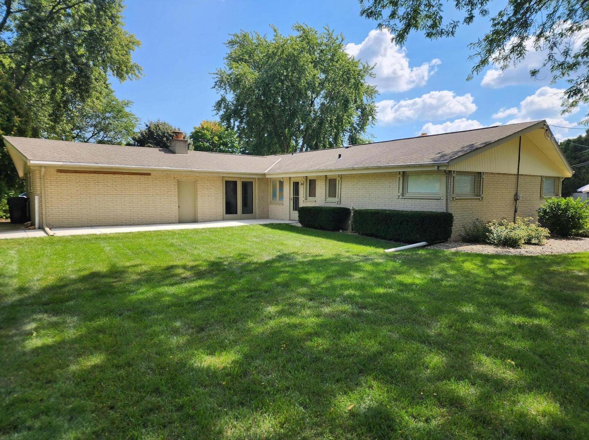 208 Cypress Ct, South Milwaukee, WI 53172-1006