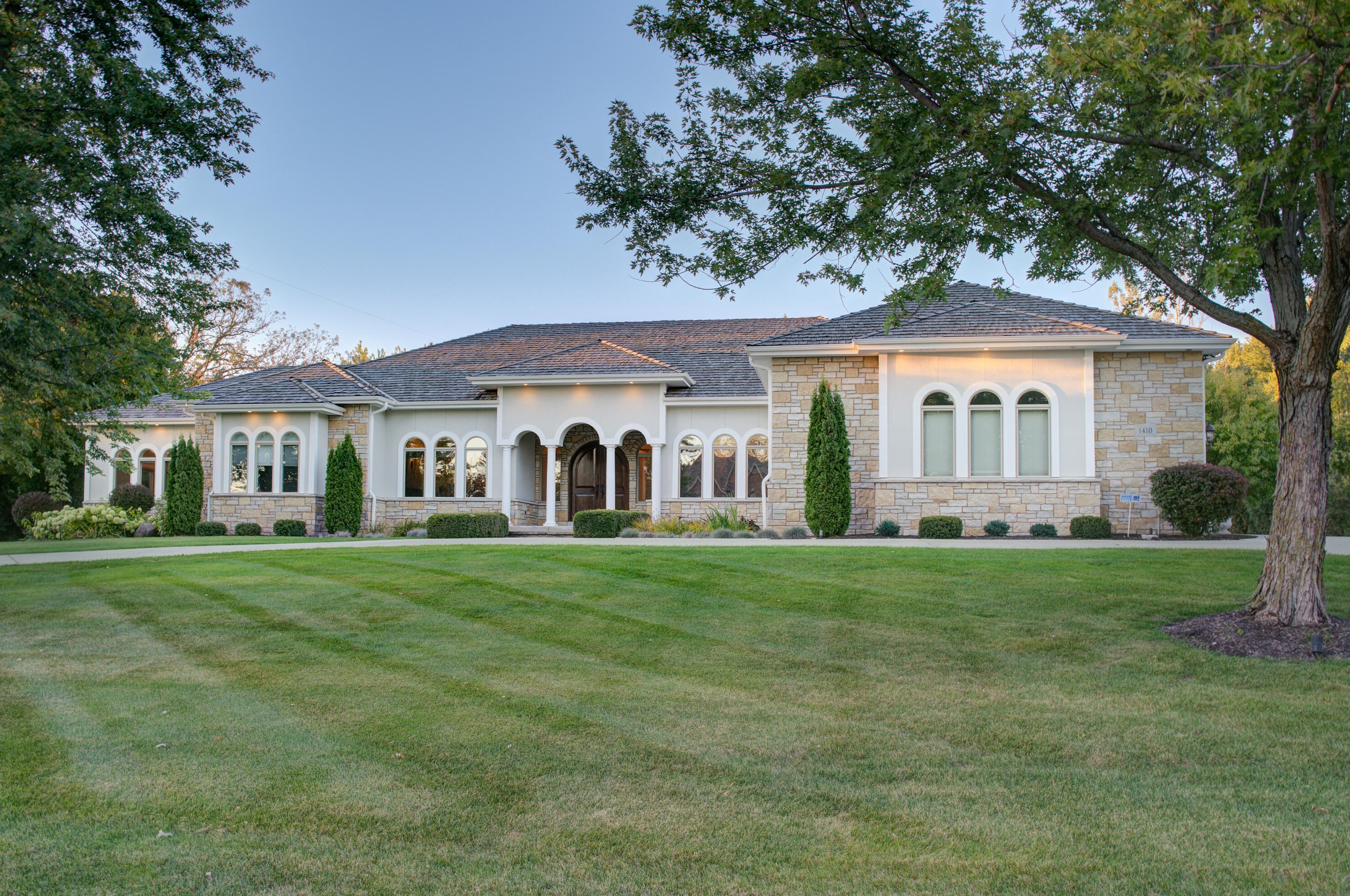 1410 E Bristlecone Dr, Chenequa, WI 53029