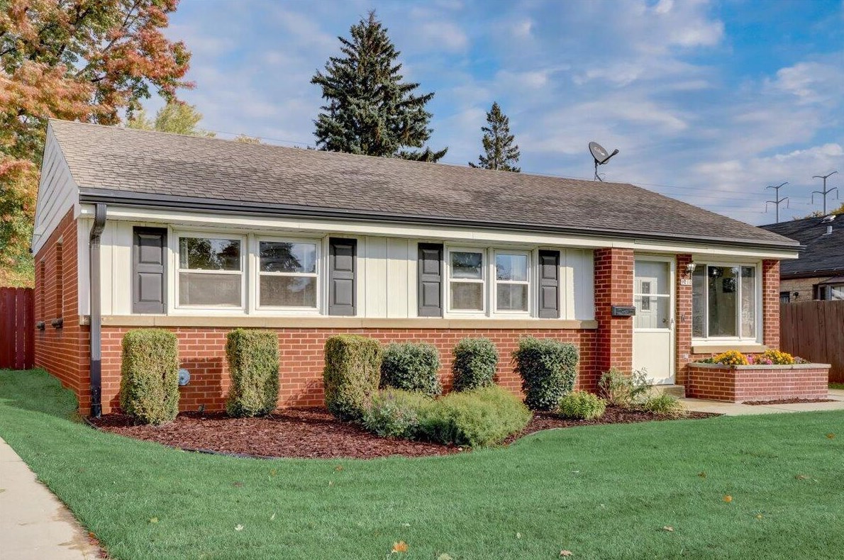 9210 W Dixon St, Milwaukee, WI 53214