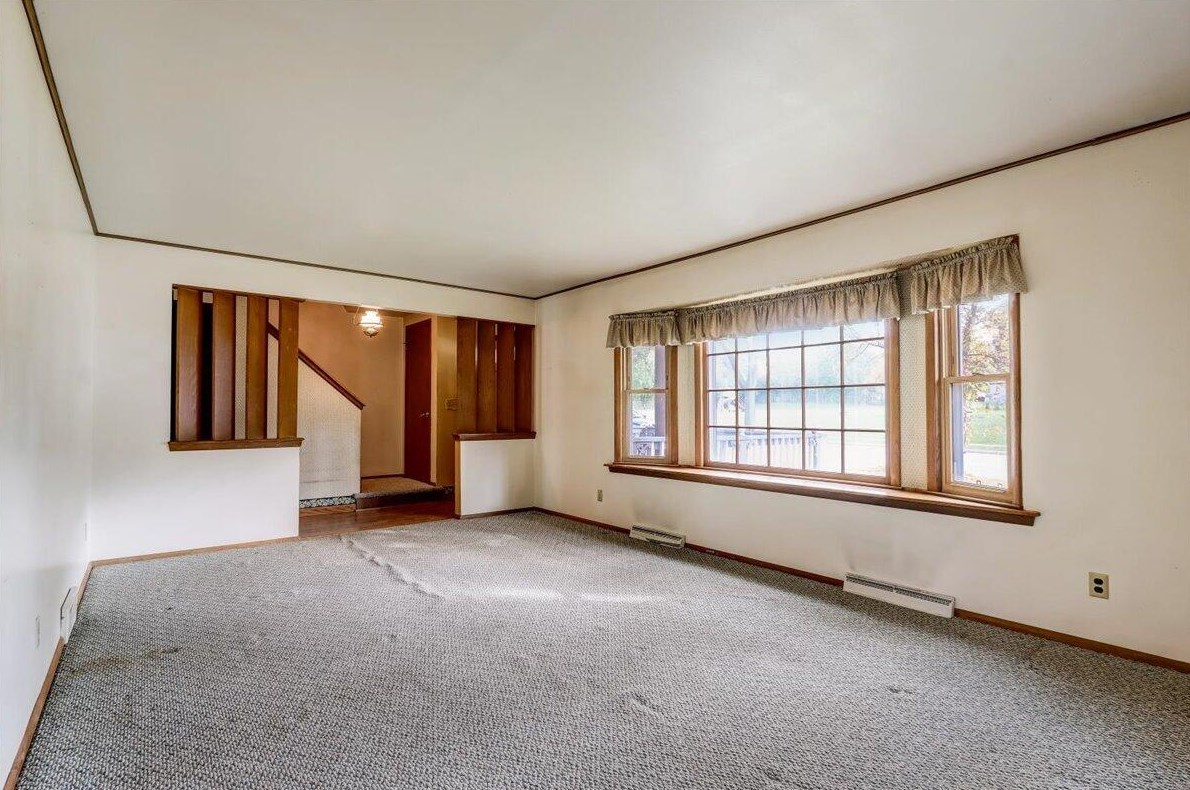 1665 Dellwood Ct, Grafton, WI 53024-2036