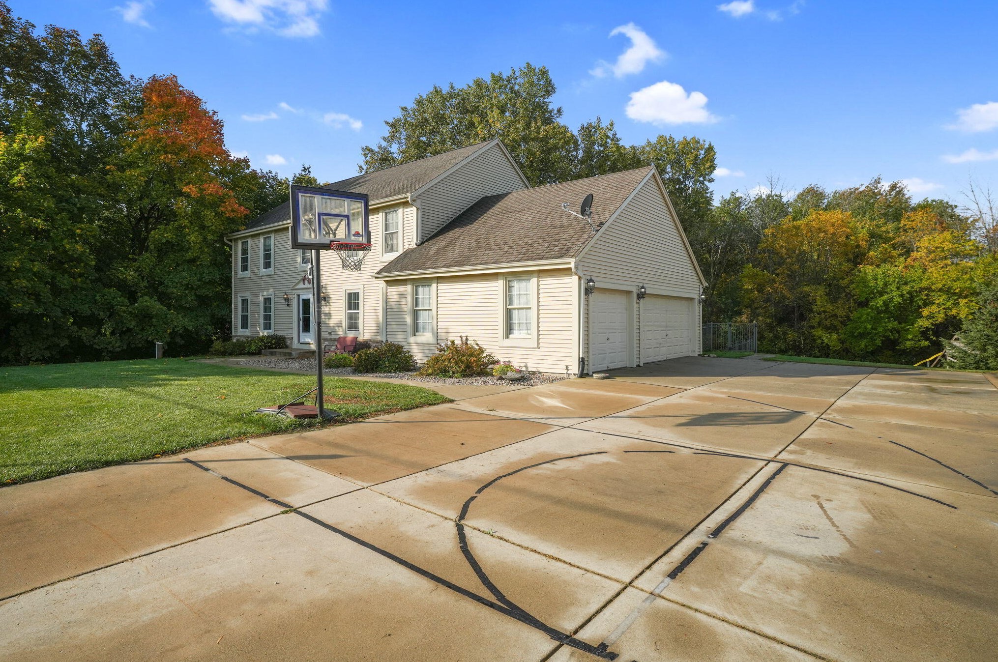 8140 Racine Ave, Waterford, WI 53185
