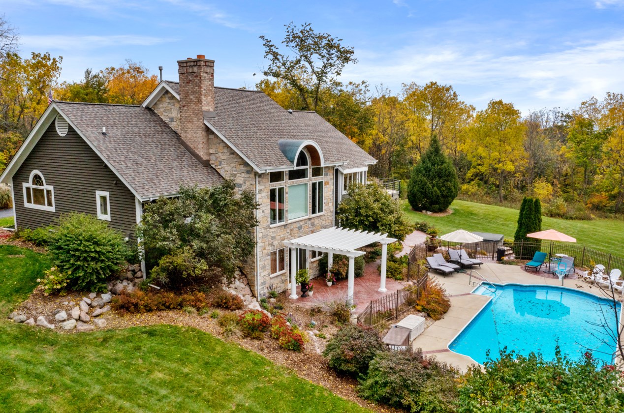 19560 W Pheasant Run Dr, Waukesha, WI 53146