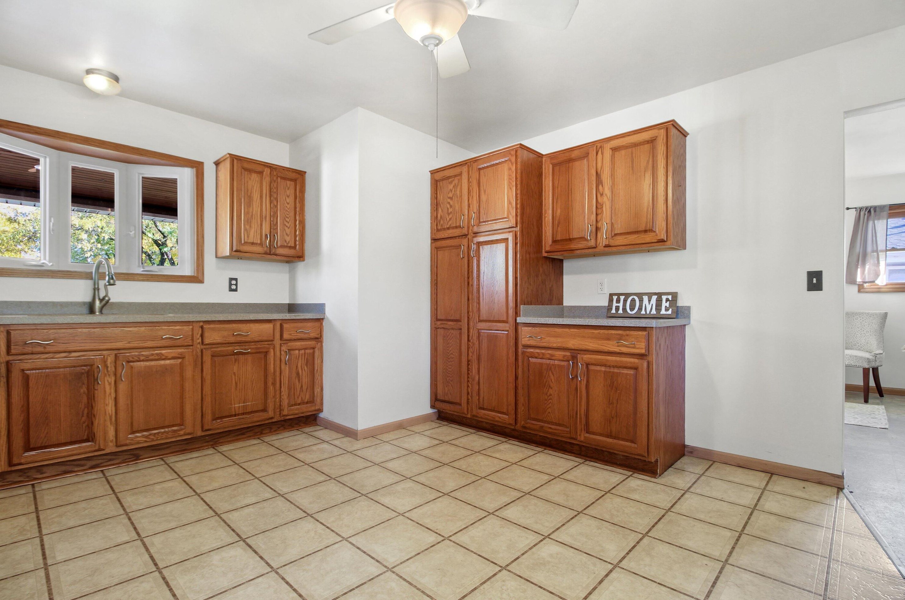 5515 Honey Crk Dr, Milwaukee WI 53221-4012 exterior