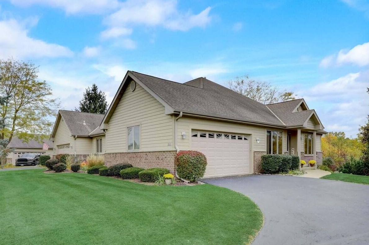 7031 Lannonstone Ct, Hales Corners, WI 53132-1414