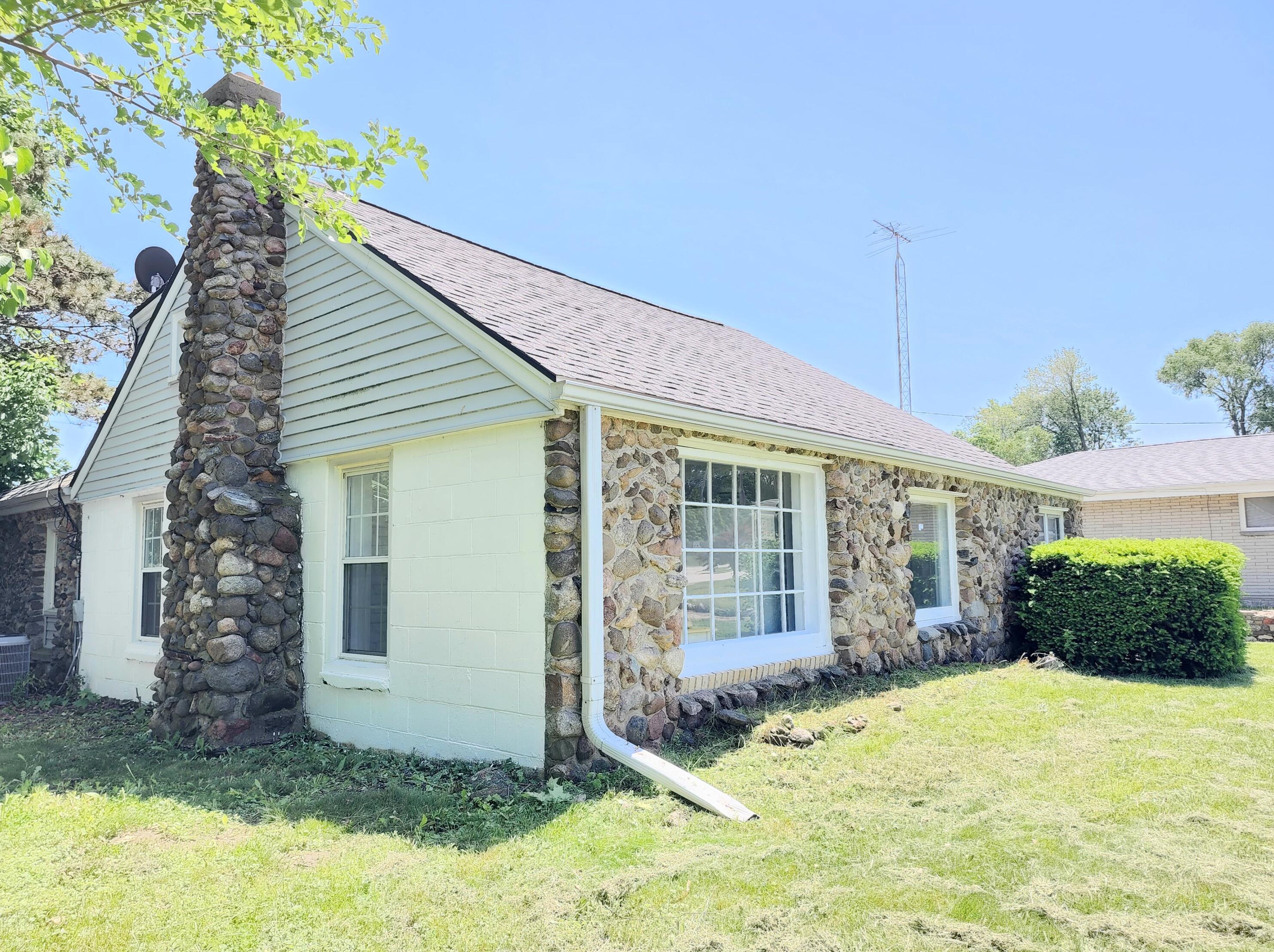 705 Nicholson Ave, South Milwaukee WI  53172-1446 exterior