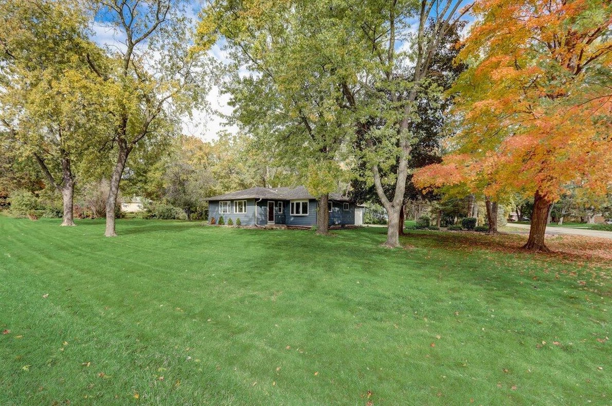 11810 Oakwood Dr, Hales Corners, WI 53132-1302