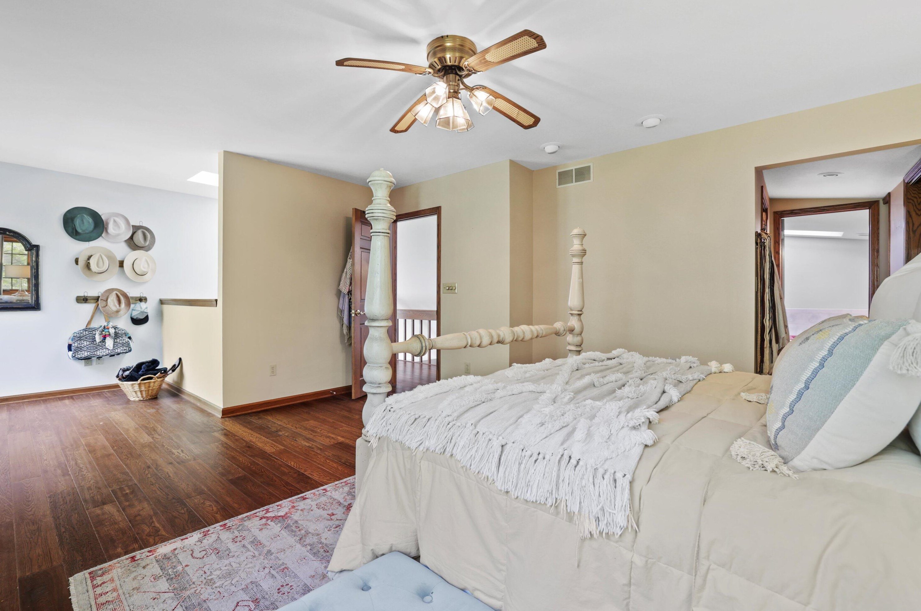931 Lake Dr, Delafield WI  53018-1609 exterior