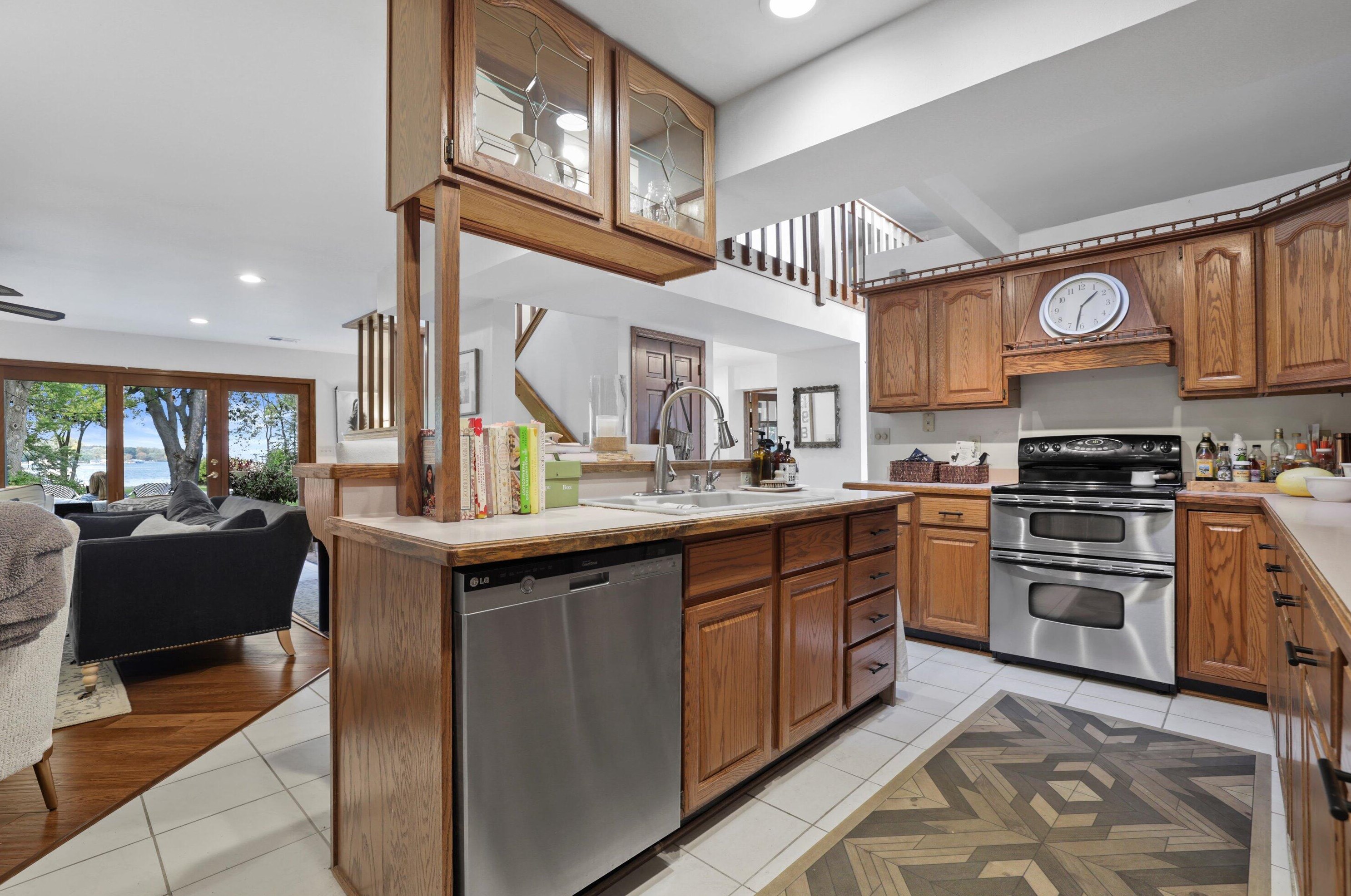 931 Lake Dr, Delafield WI  53018-1609 exterior