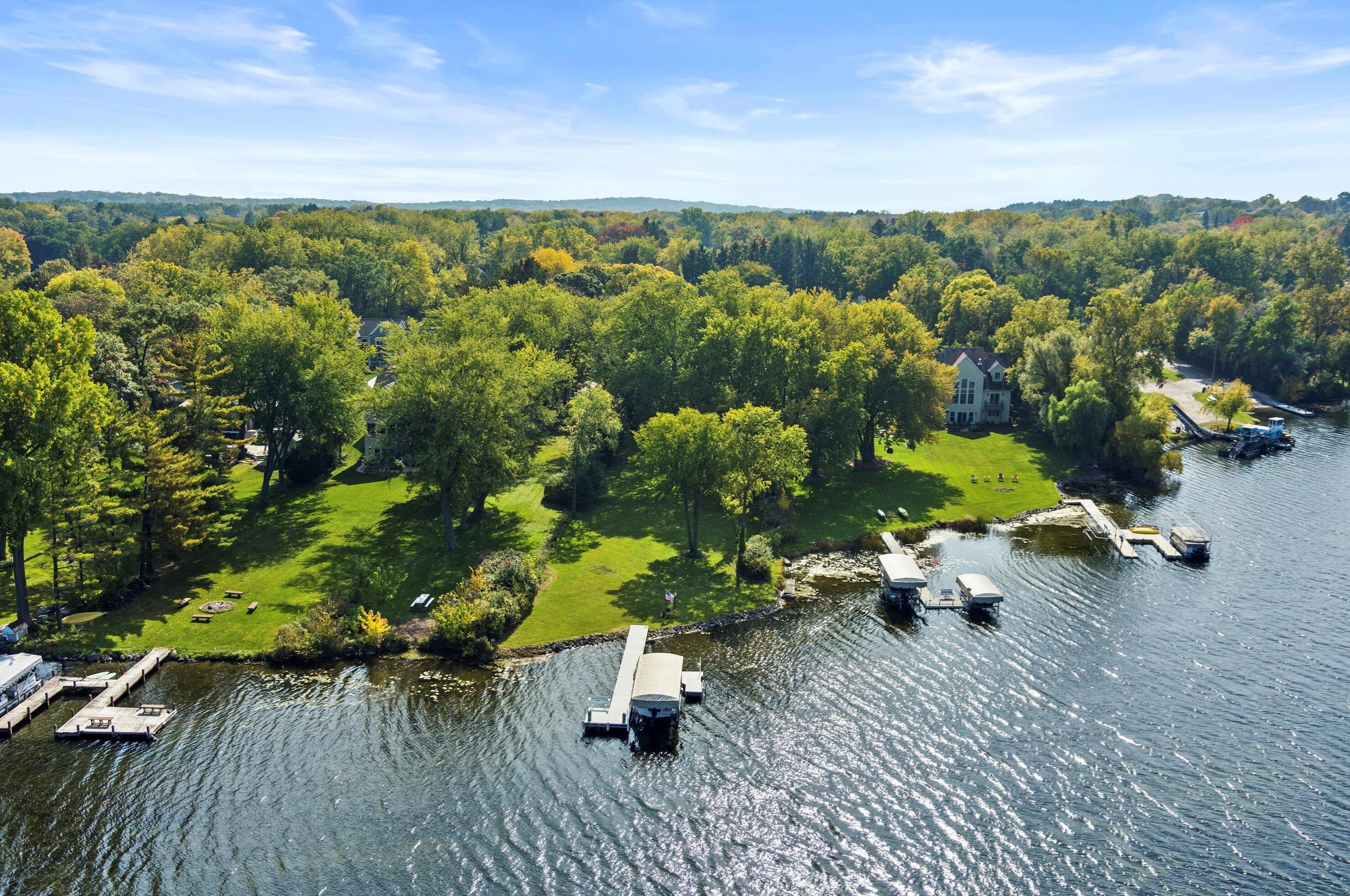 931 Lake Dr, Delafield WI  53018-1609 exterior