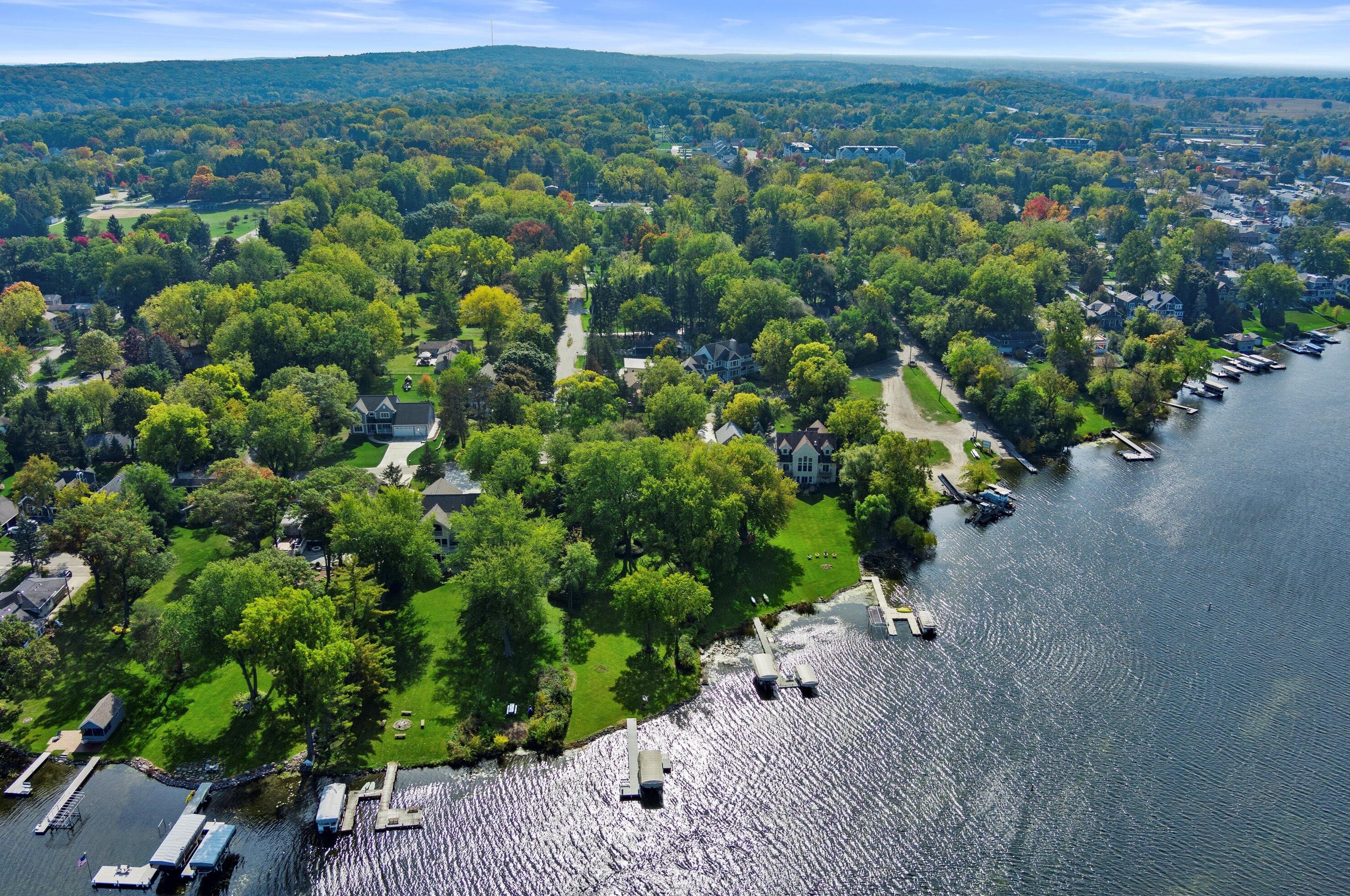 931 Lake Dr, Delafield WI  53018-1609 exterior