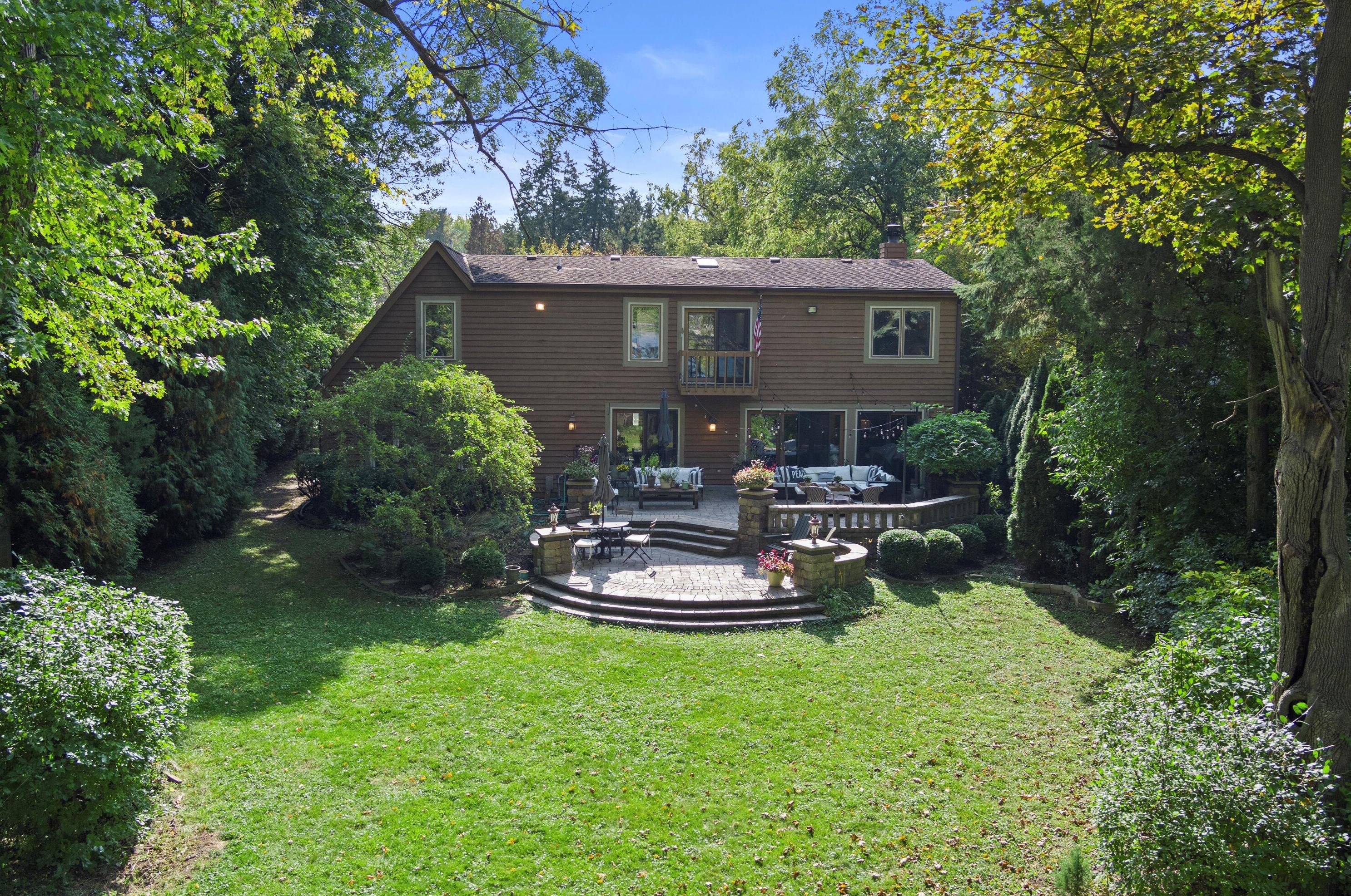 931 Lake Dr, Delafield WI  53018-1609 exterior