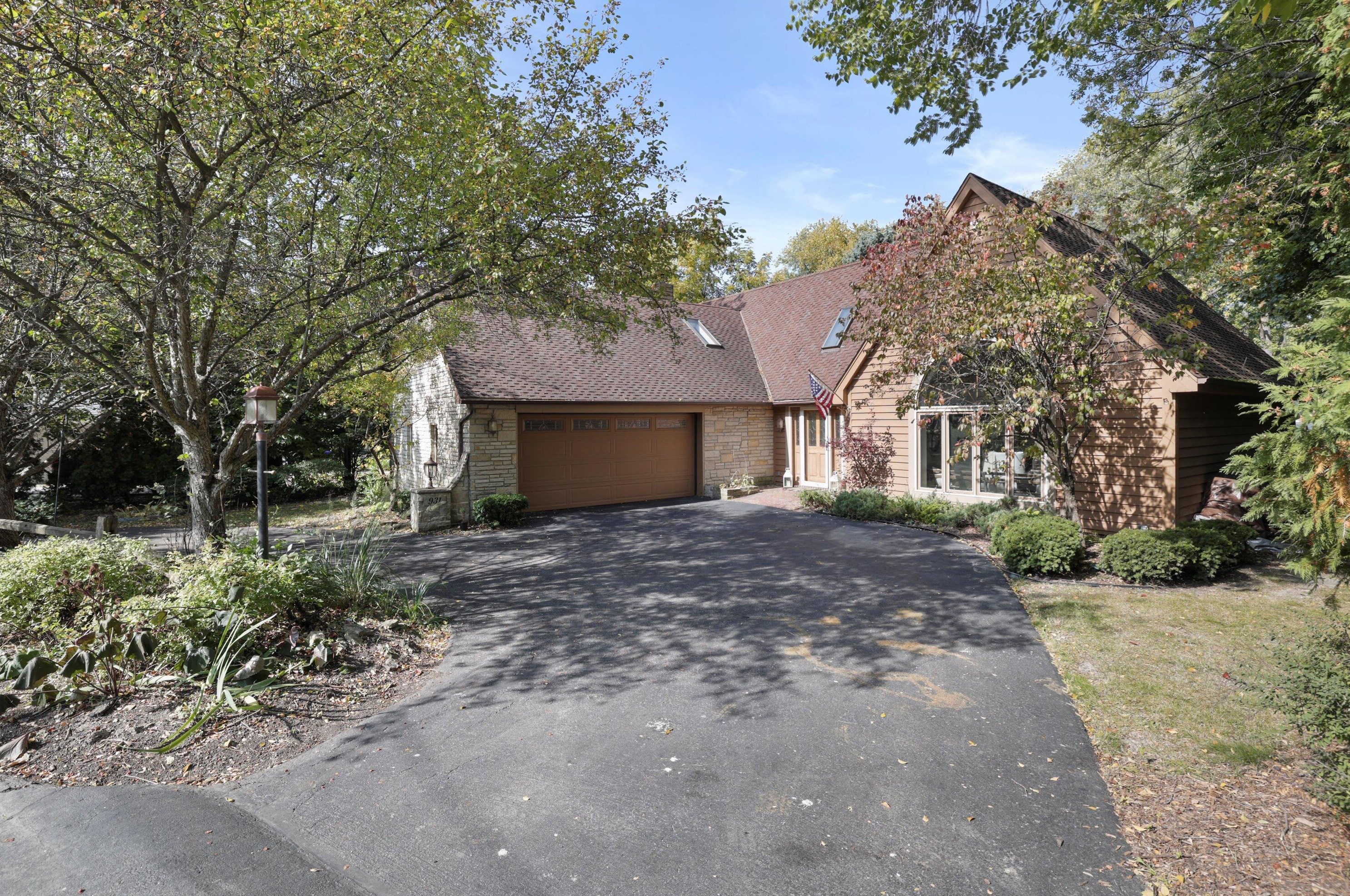 931 Lake Dr, Delafield WI  53018-1609 exterior