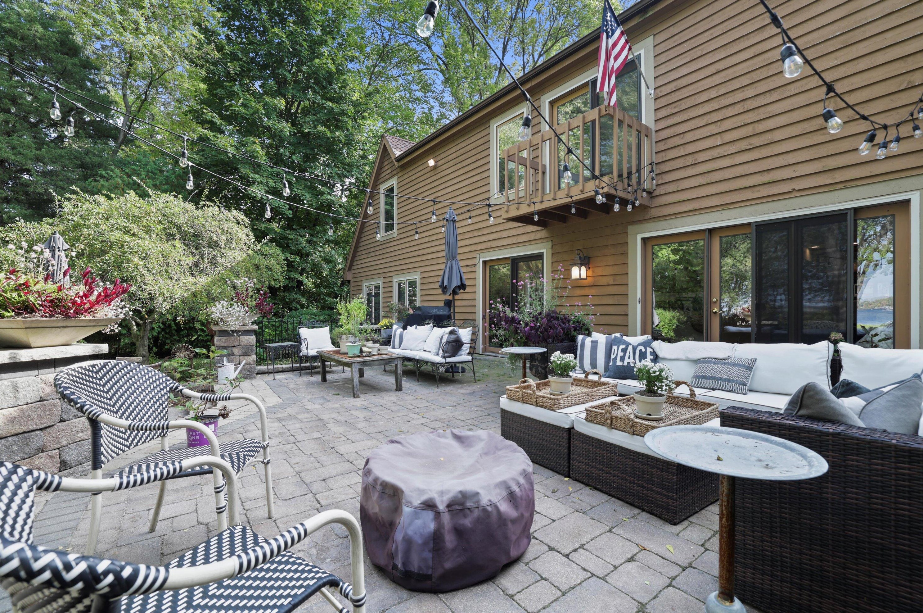 931 Lake Dr, Delafield WI  53018-1609 exterior