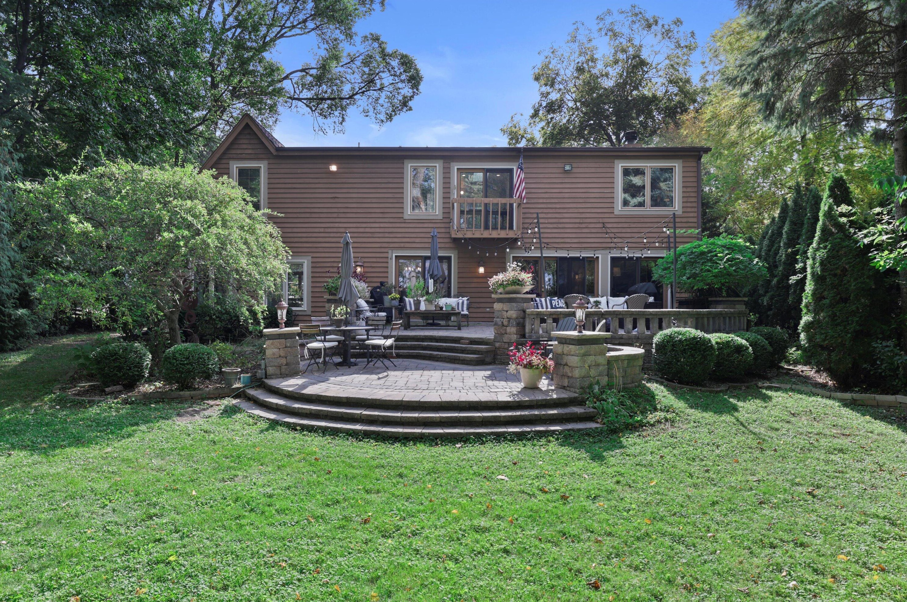 931 Lake Dr, Delafield WI  53018-1609 exterior