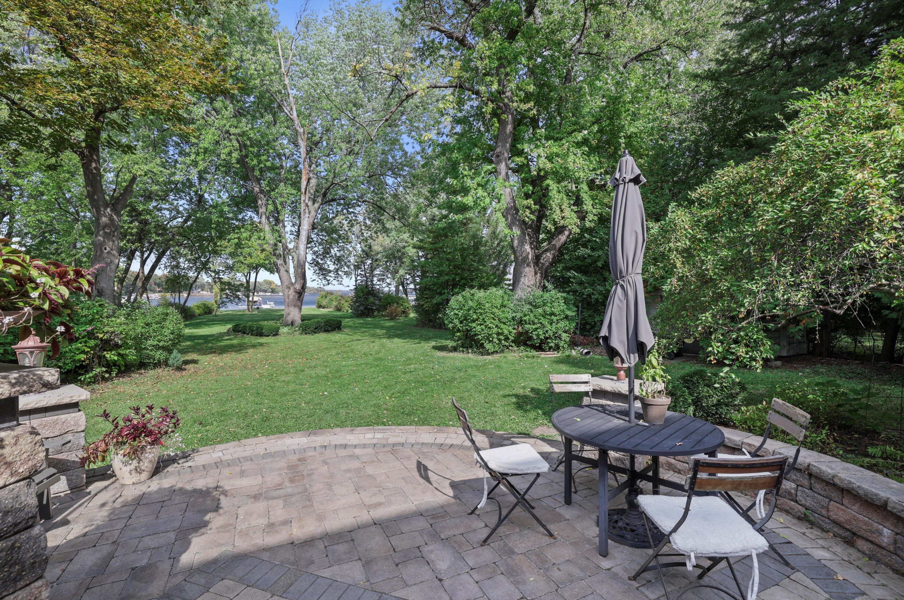 931 Lake Dr, Delafield WI  53018-1609 exterior