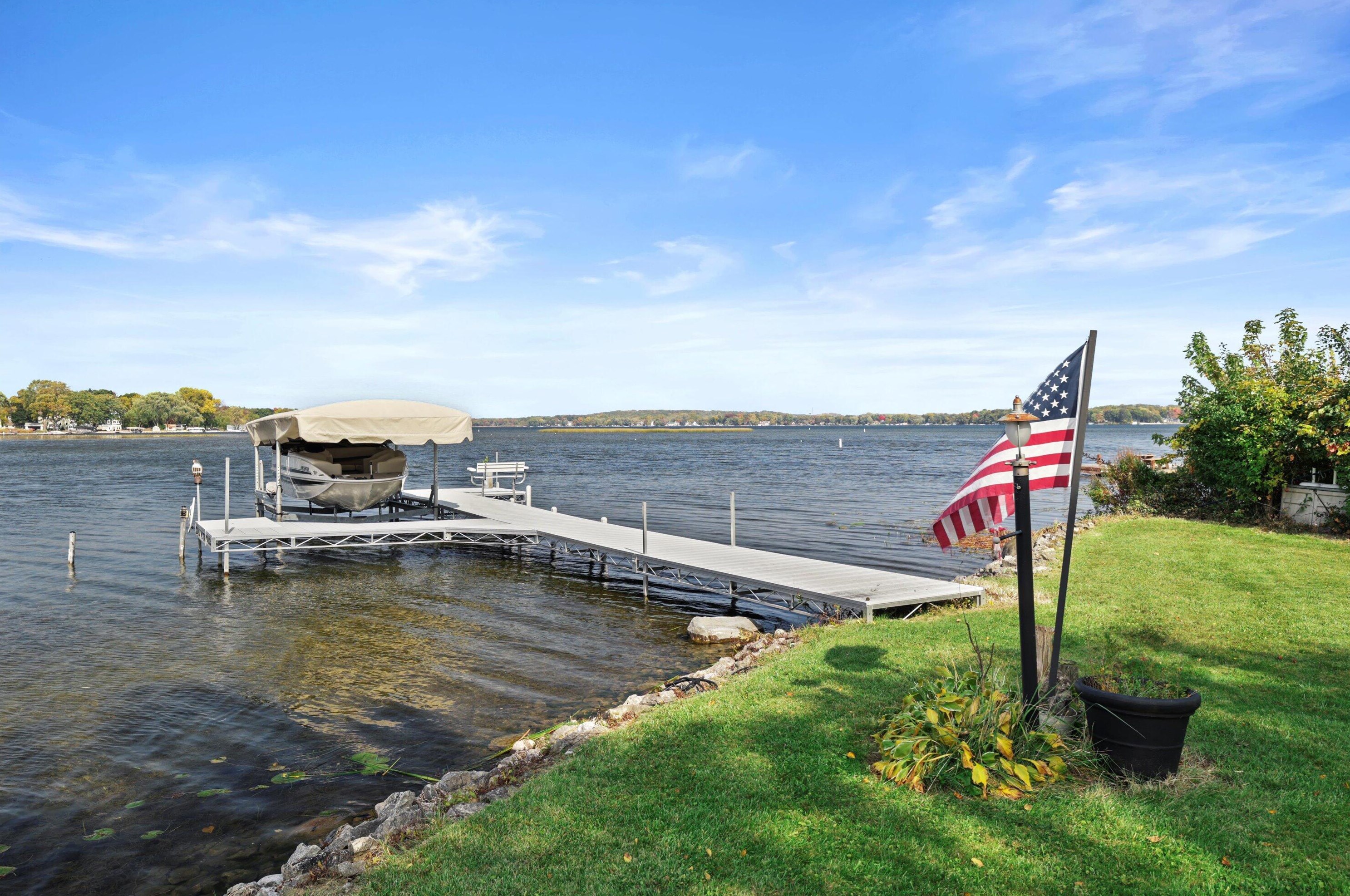 931 Lake Dr, Delafield WI  53018-1609 exterior
