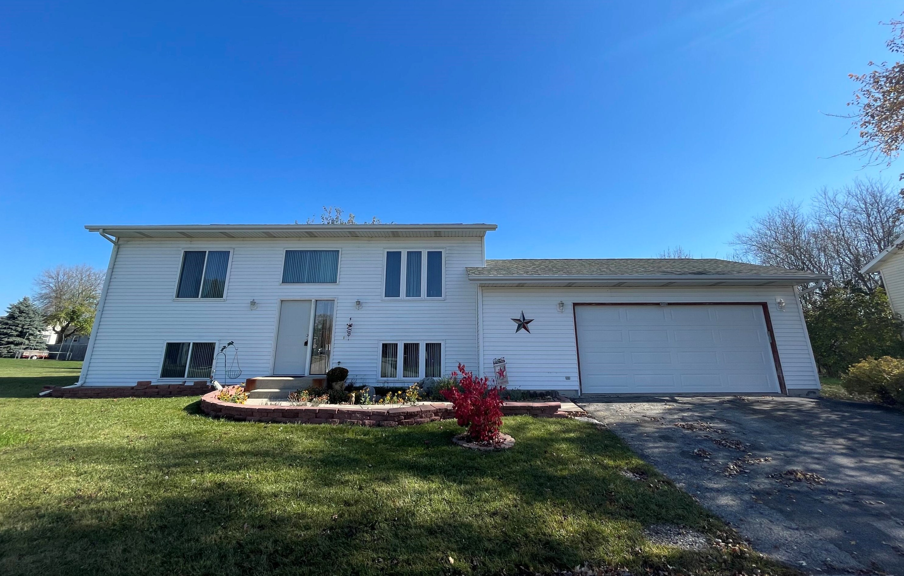 908 Eastown Mnr, Elkhorn, WI 53121-2124