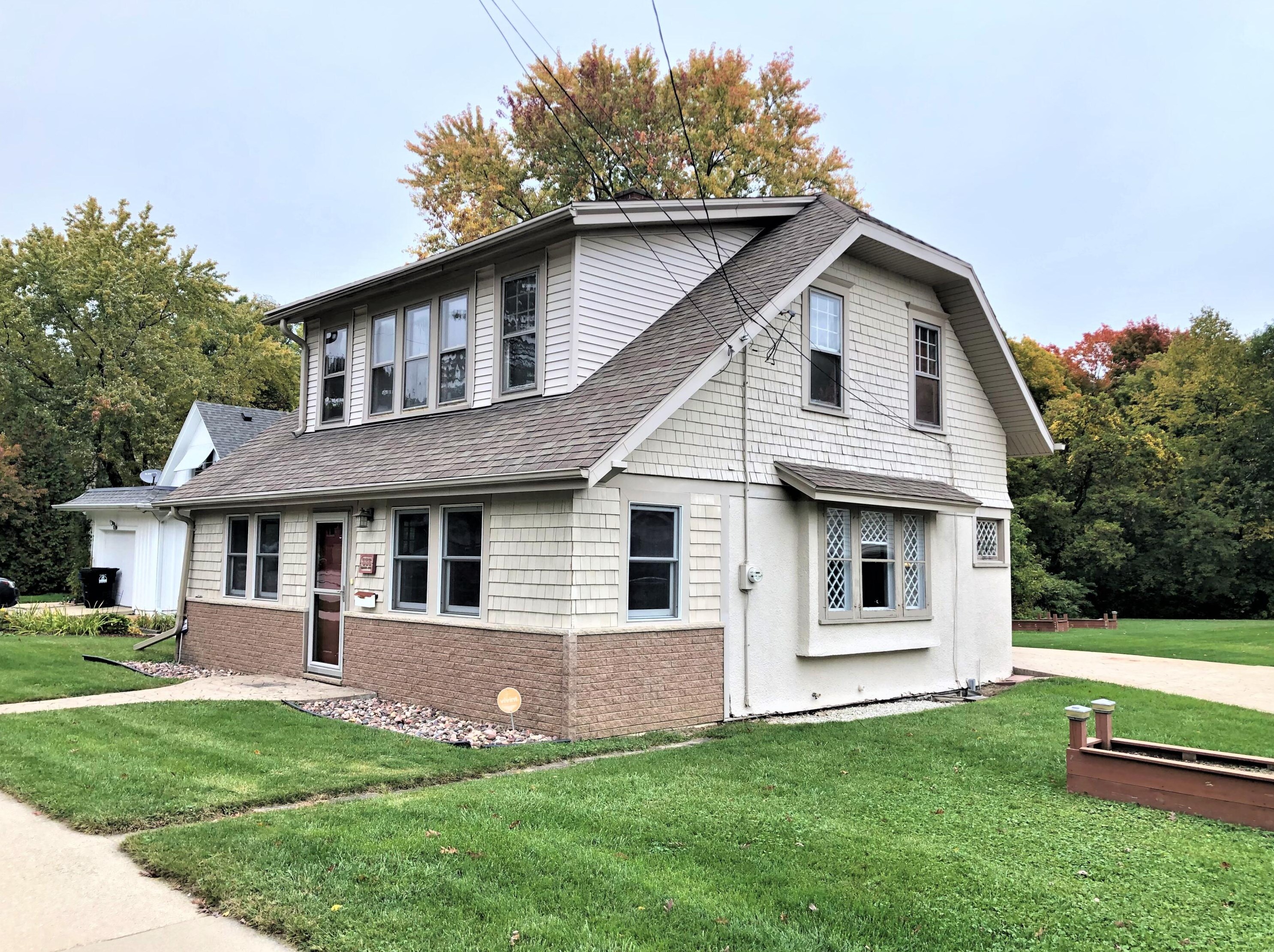 335 Blaine Ave, Racine, WI 53405-2011
