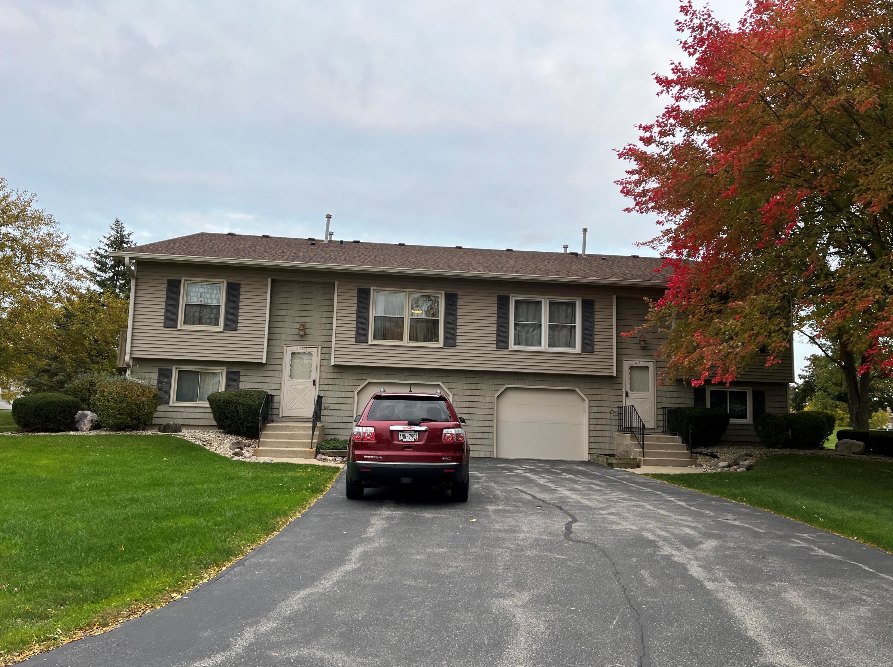 10401 Parkcrest Cir, Hales Corners, WI 53132-1233