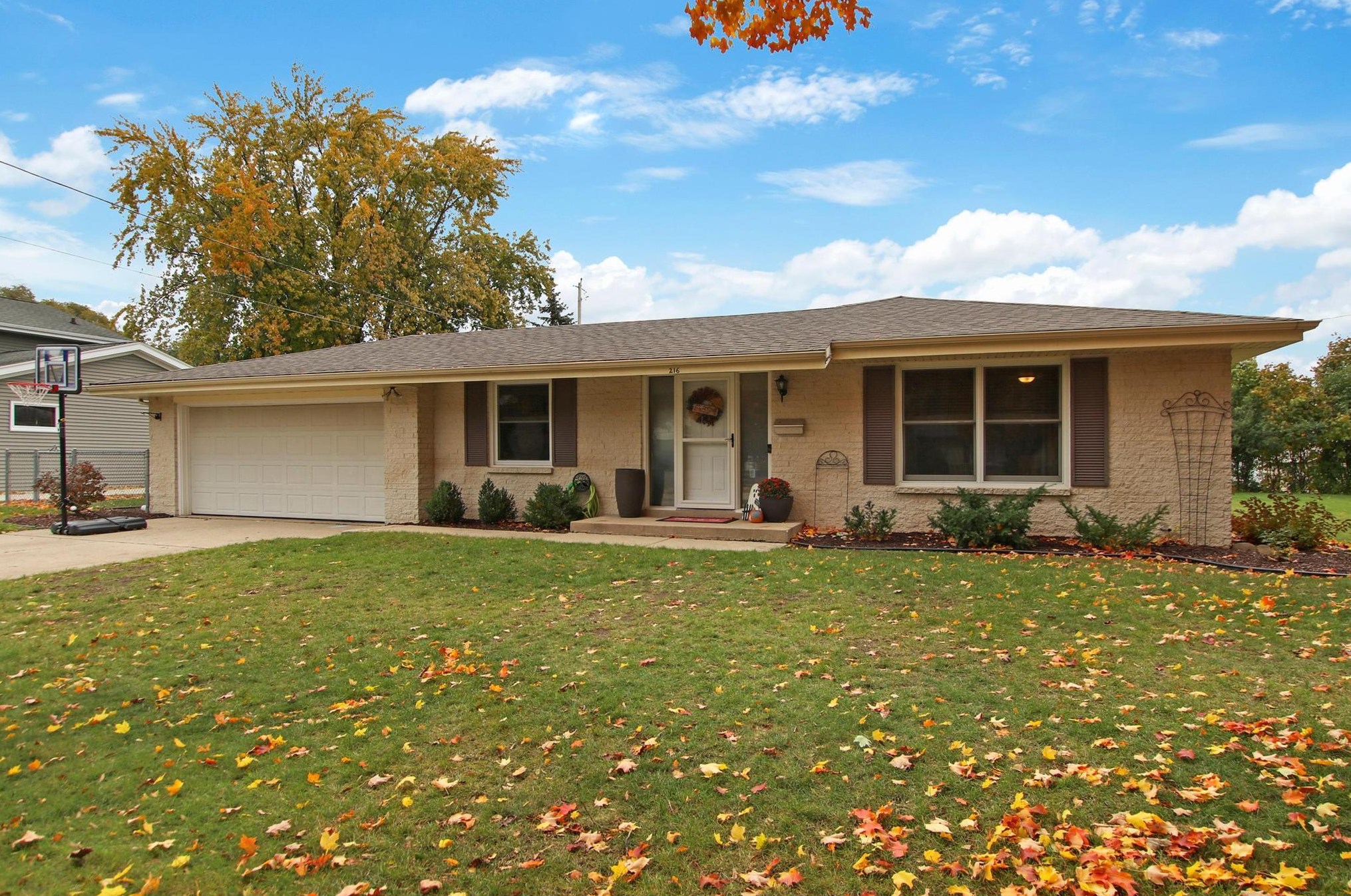 216 Ridgeview Dr, Lyons, WI 53105-1636