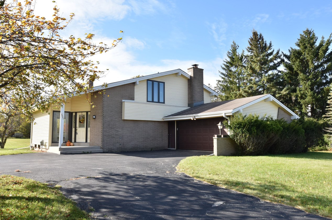 2021 W Glen Oaks Ln, Thiensville, WI 53092