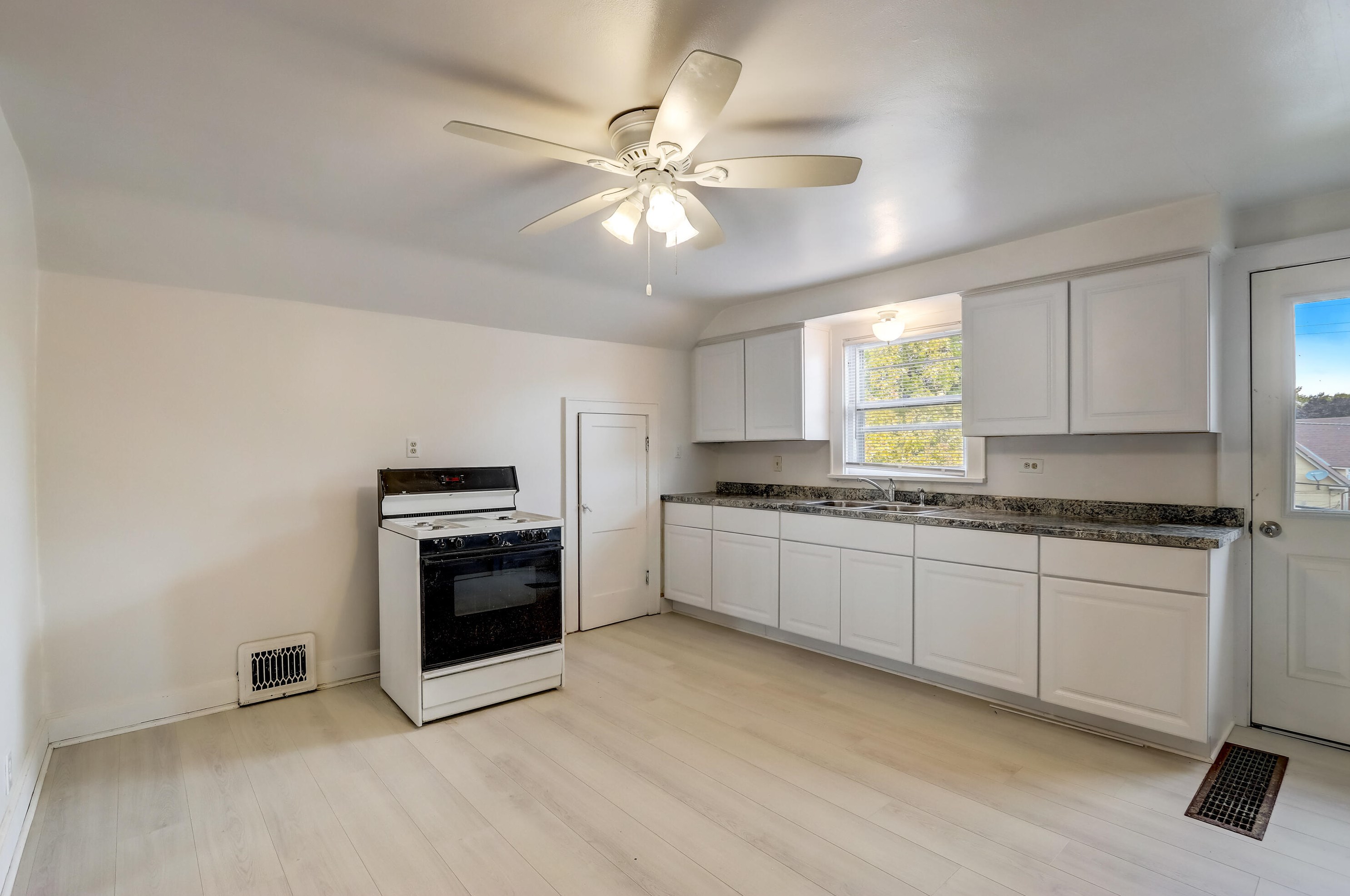 3640 Cudahy Ave, Cudahy, WI 53110-1127