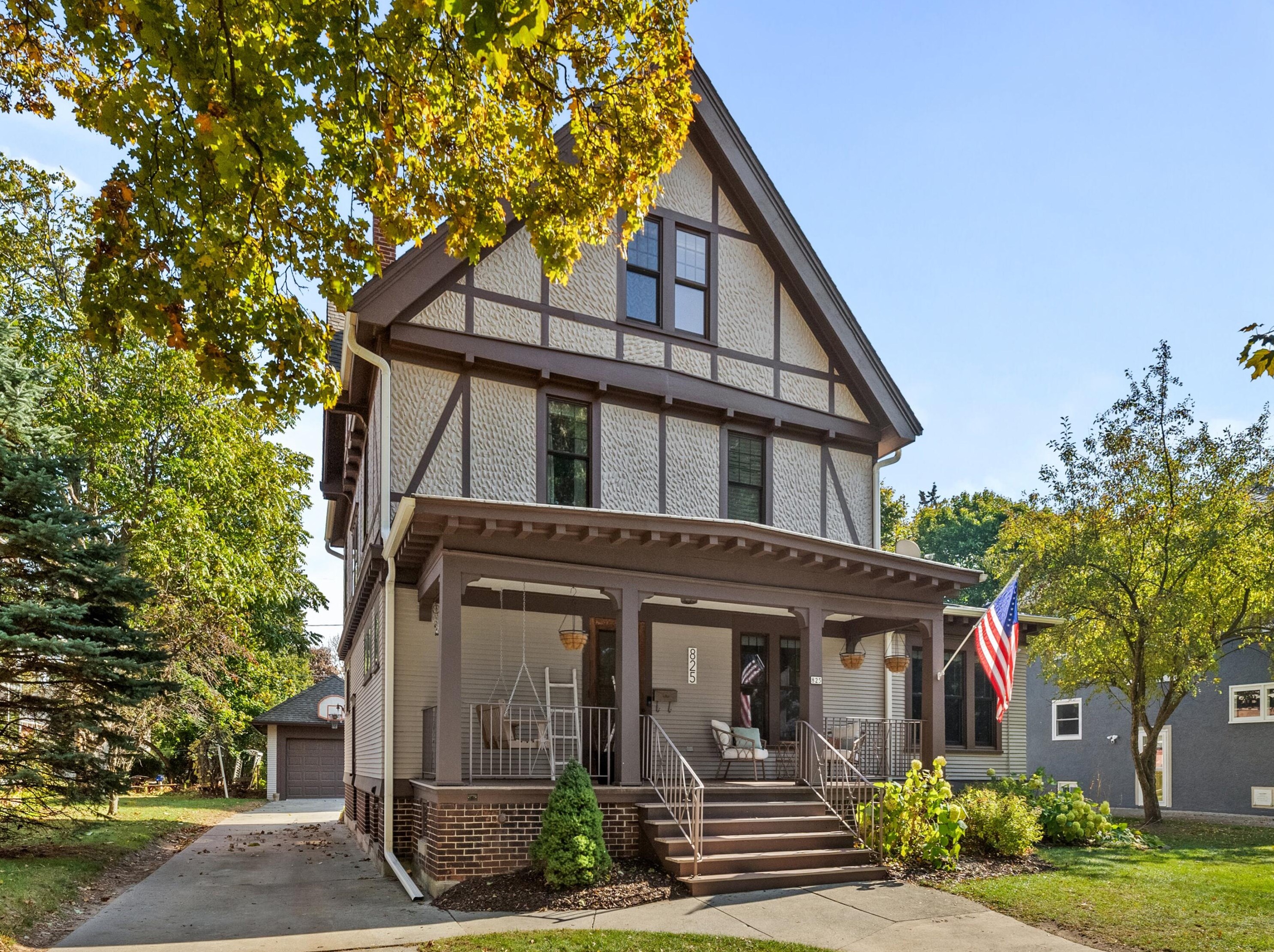 825 N 13th St, Manitowoc, WI 54220