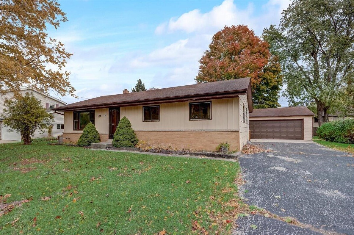 228 Regis Rd, Saukville, WI 53080-2530