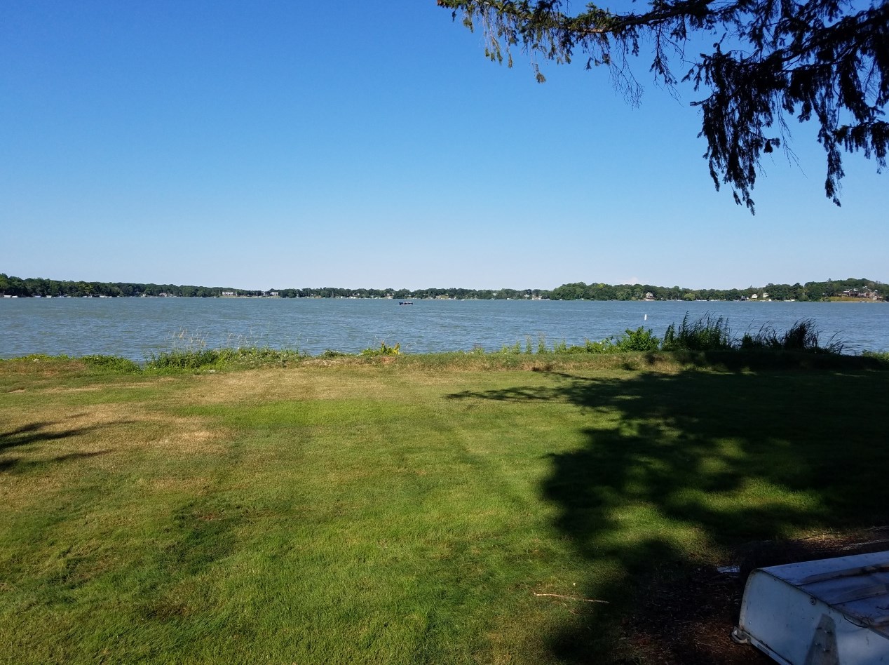 2215 Lakeshore Dr, Kansasville, WI 53139