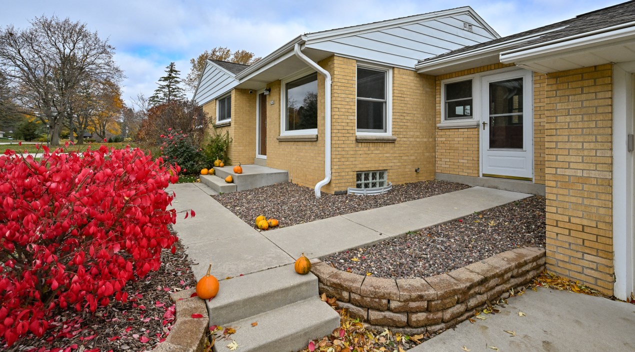 4240 162nd St, Brookfield, WI 53005-1443