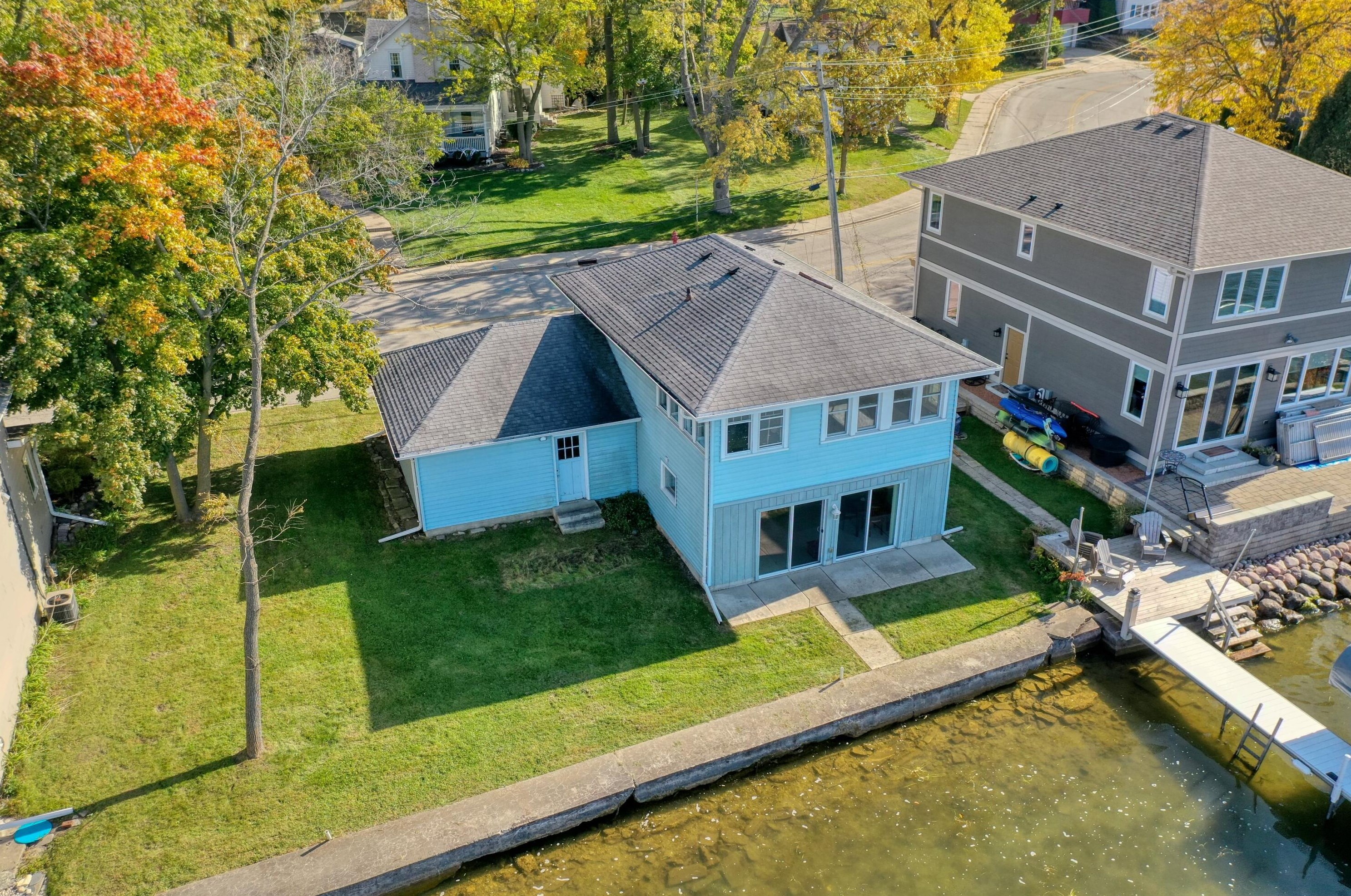 247 Park Ave, Pewaukee, WI 53072-3411