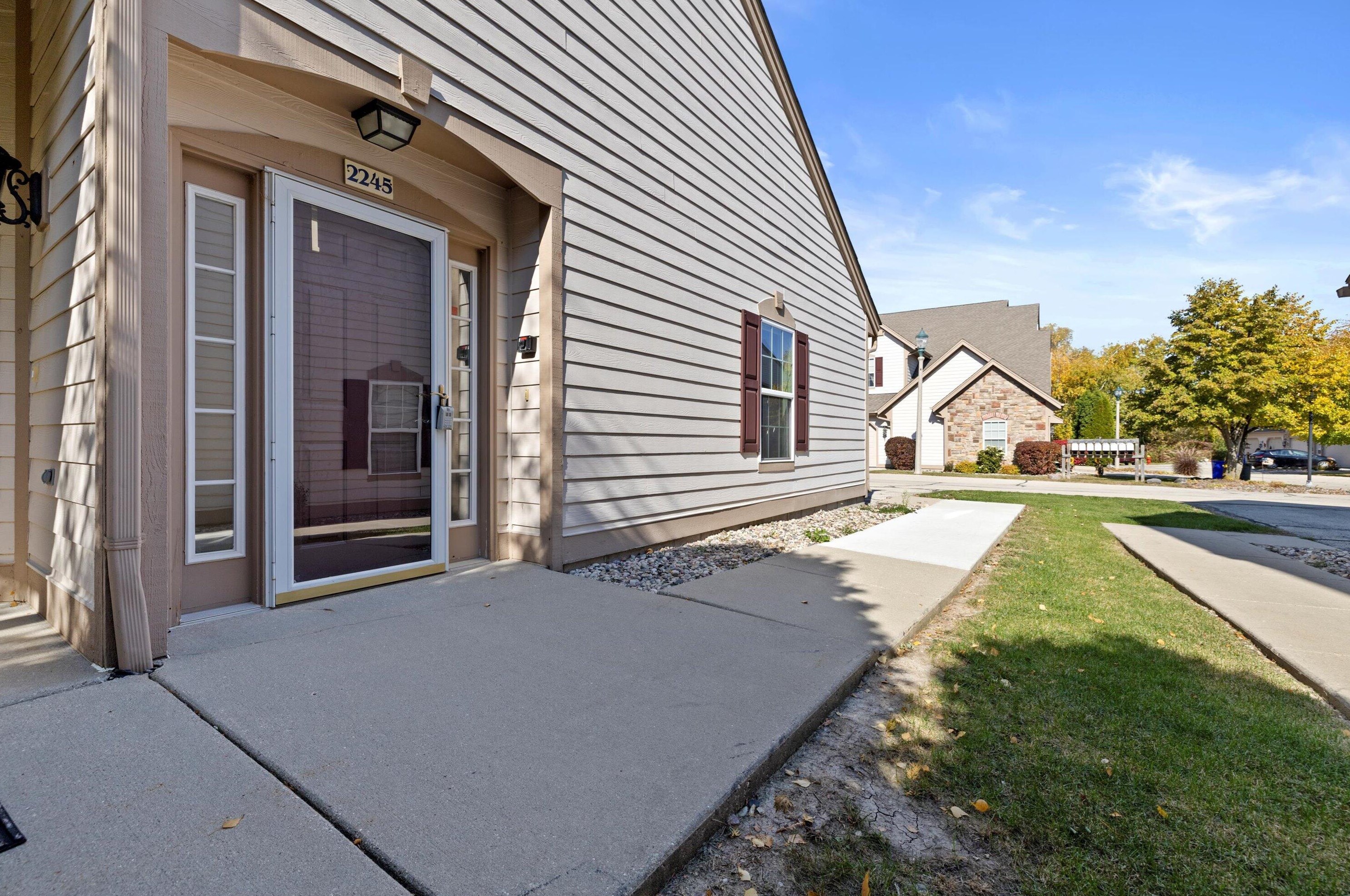 2245 W Vista Bella Dr, Oak Creek, WI 53154