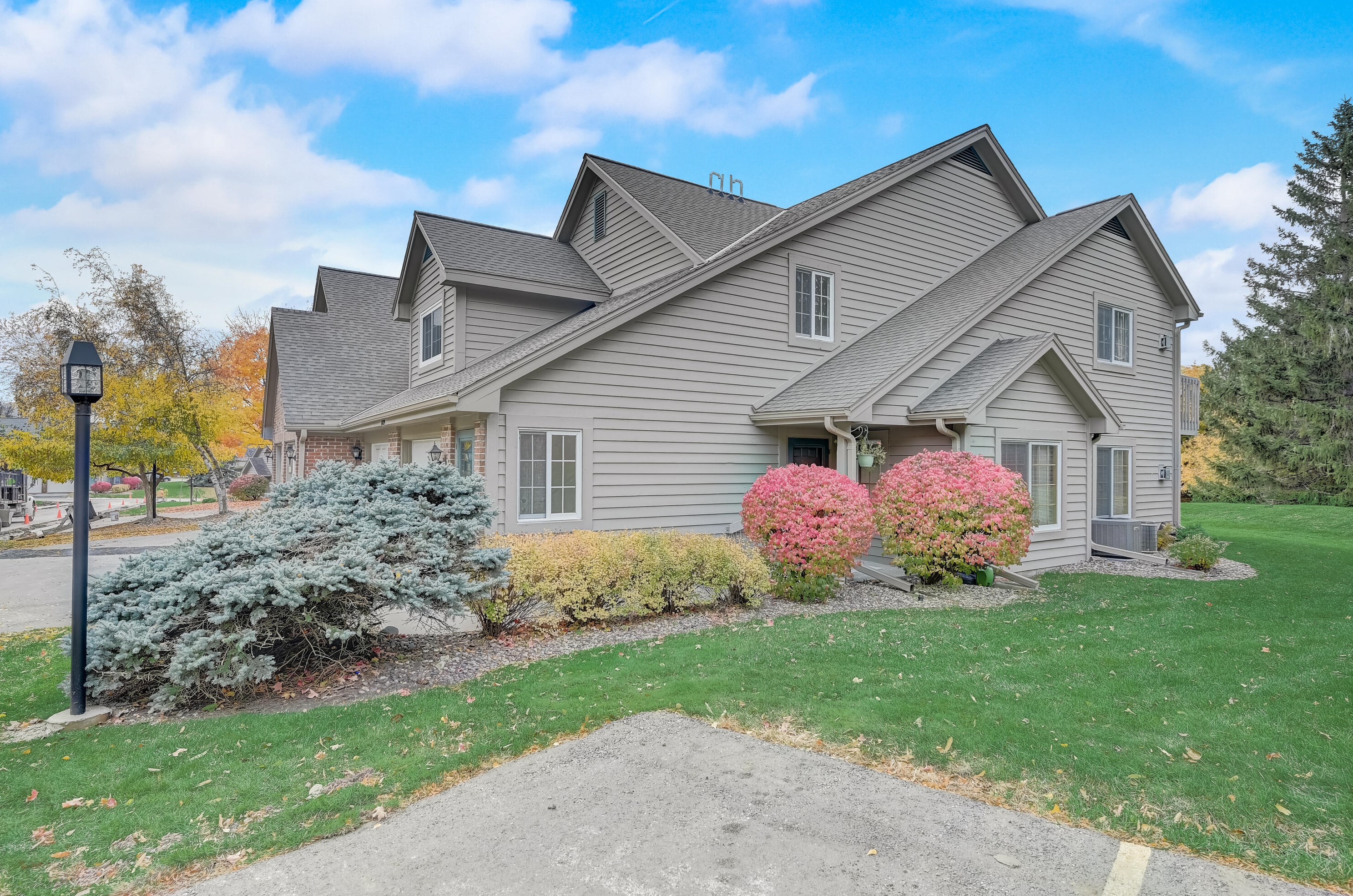 18695 Brookfield Lake Ct, Brookfield, WI 53045-6181