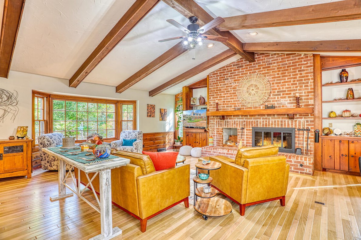 1525 Woodland Dr, Grafton, WI 53024-1203