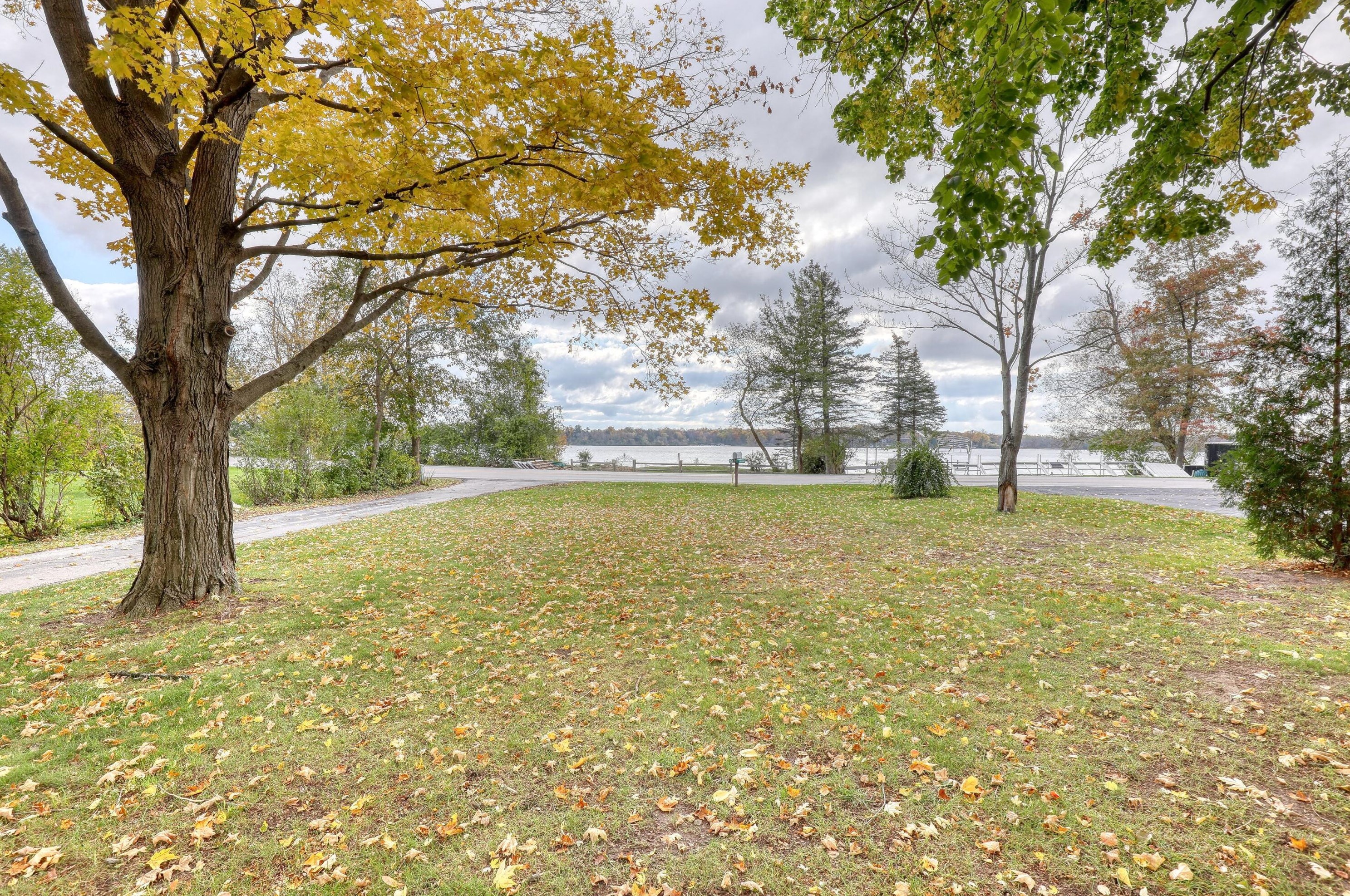 37640 Valley Rd, Oconomowoc, WI 53066