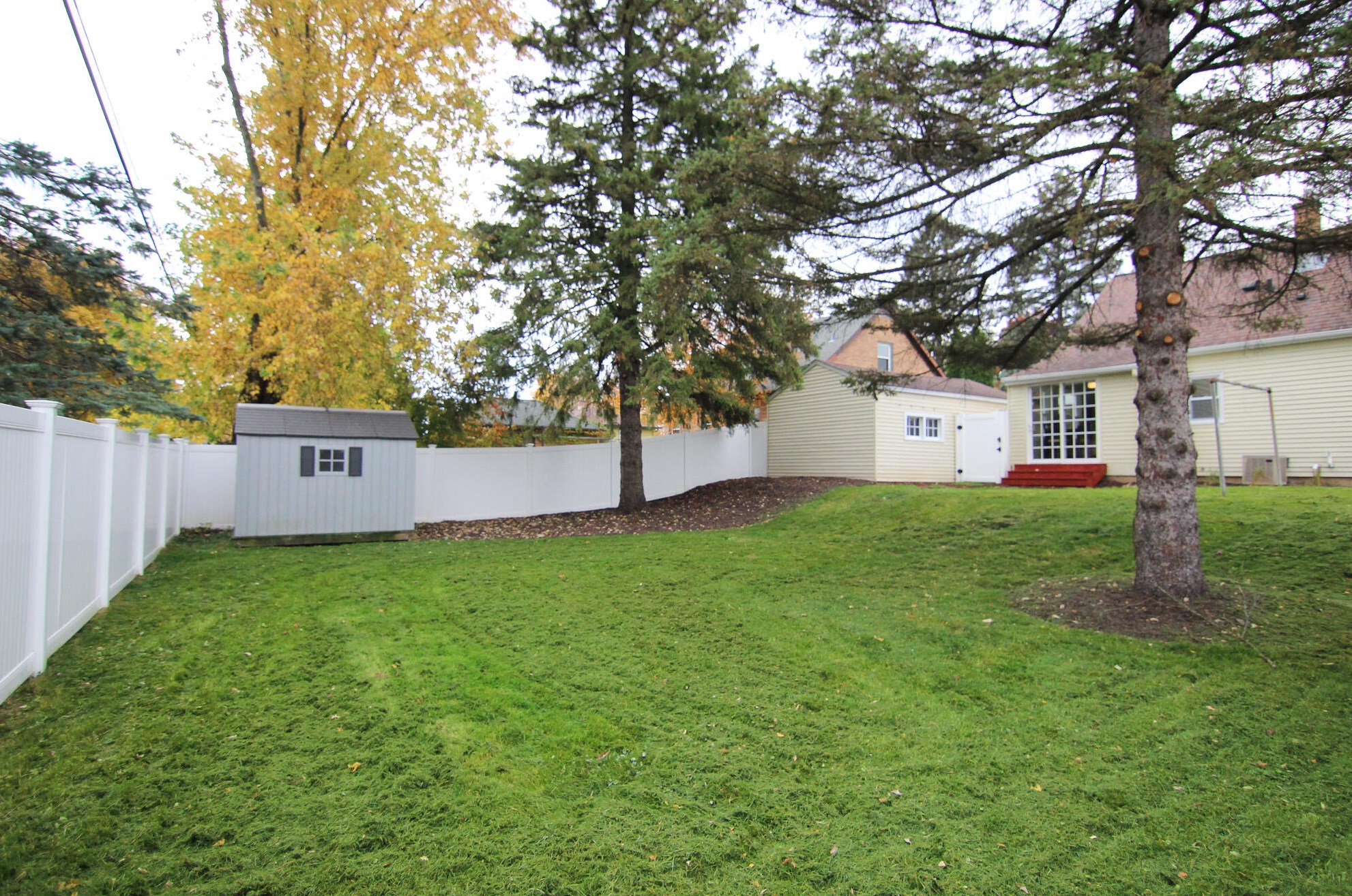 1044 7th Ave, Grafton WI  53024-1810 exterior