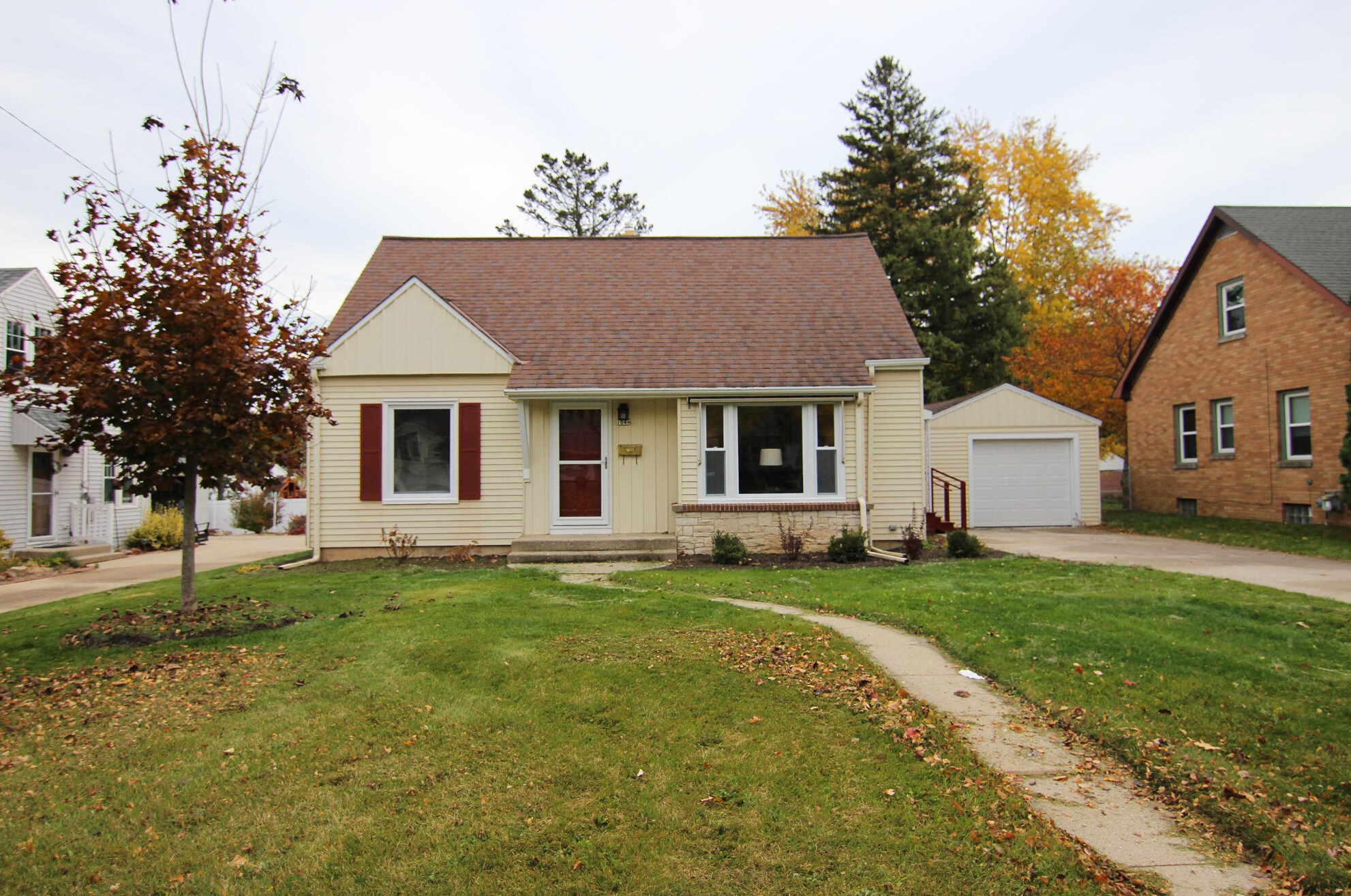 1044 7th Ave, Grafton WI  53024-1810 exterior
