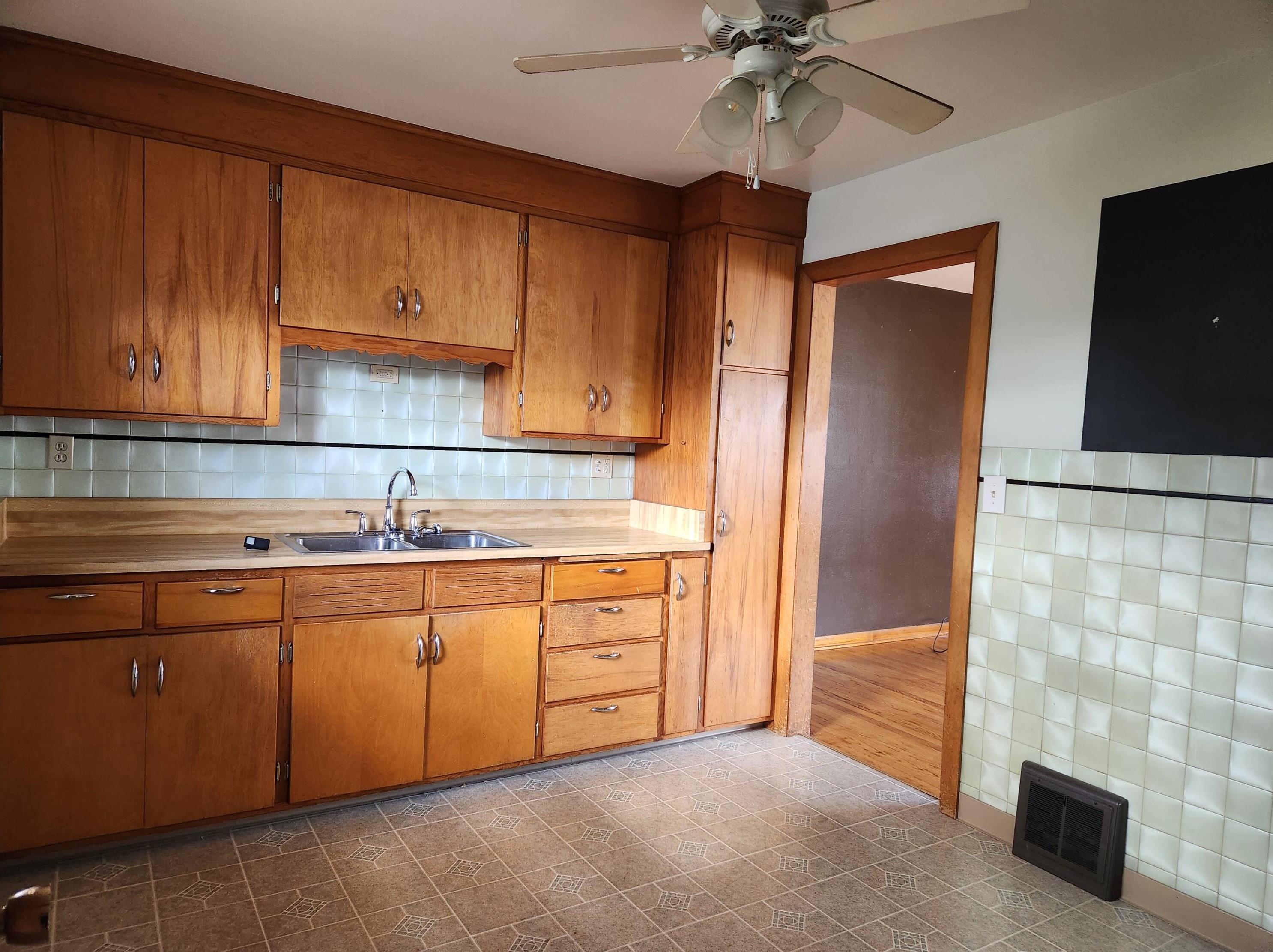 1221 English St, Racine, WI 53402-4621