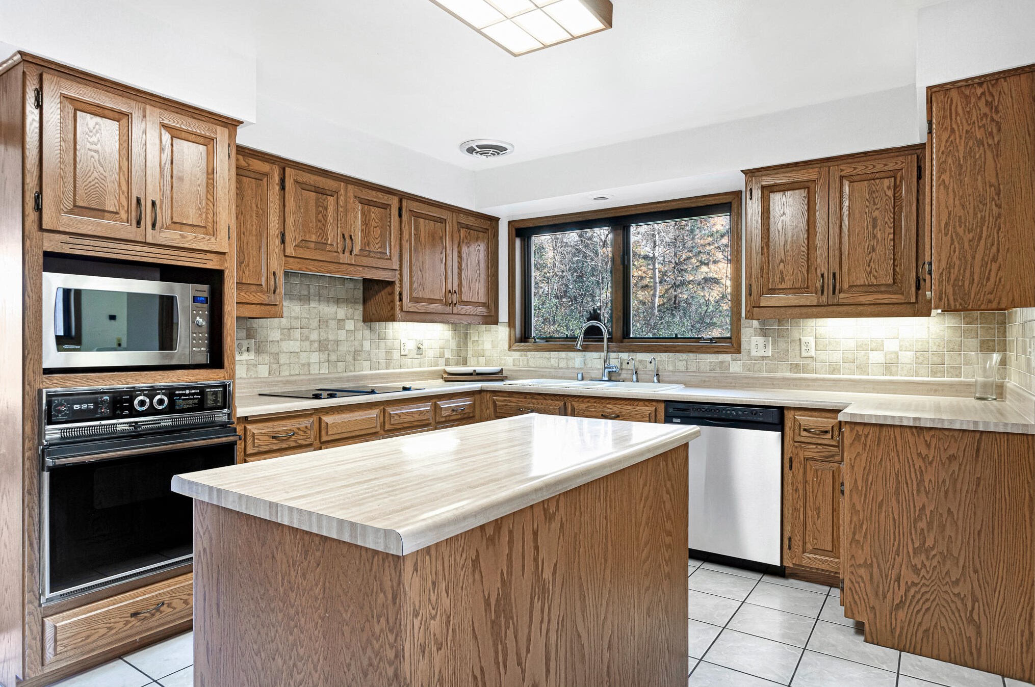 1433 Whitewater Dr, Manitowoc, WI 54220